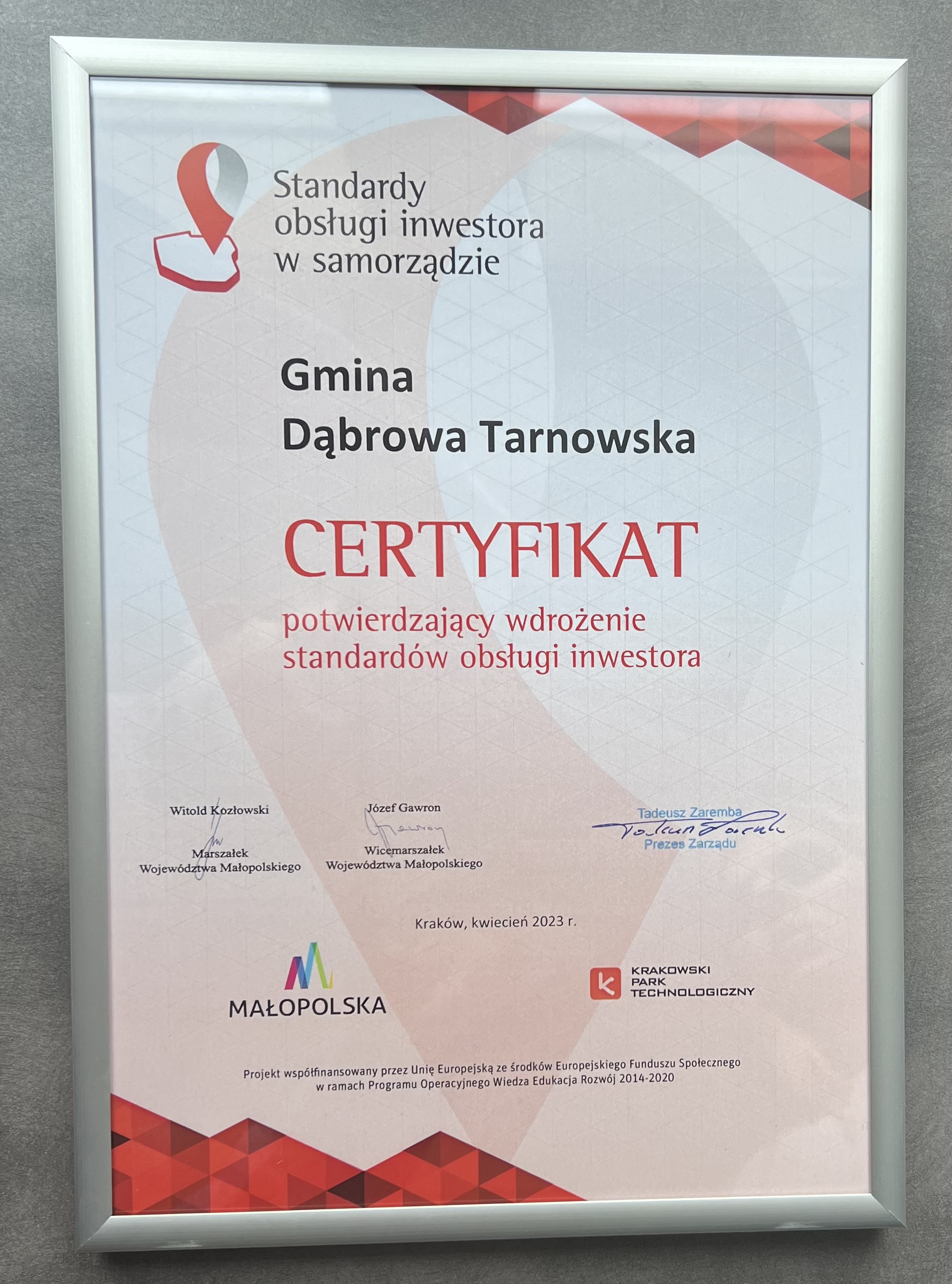 IMG 8400 Gmina Dąbrowa Tarnowska z certyfikatem potwierdzającym wdrożenie standardów obsługi inwestora