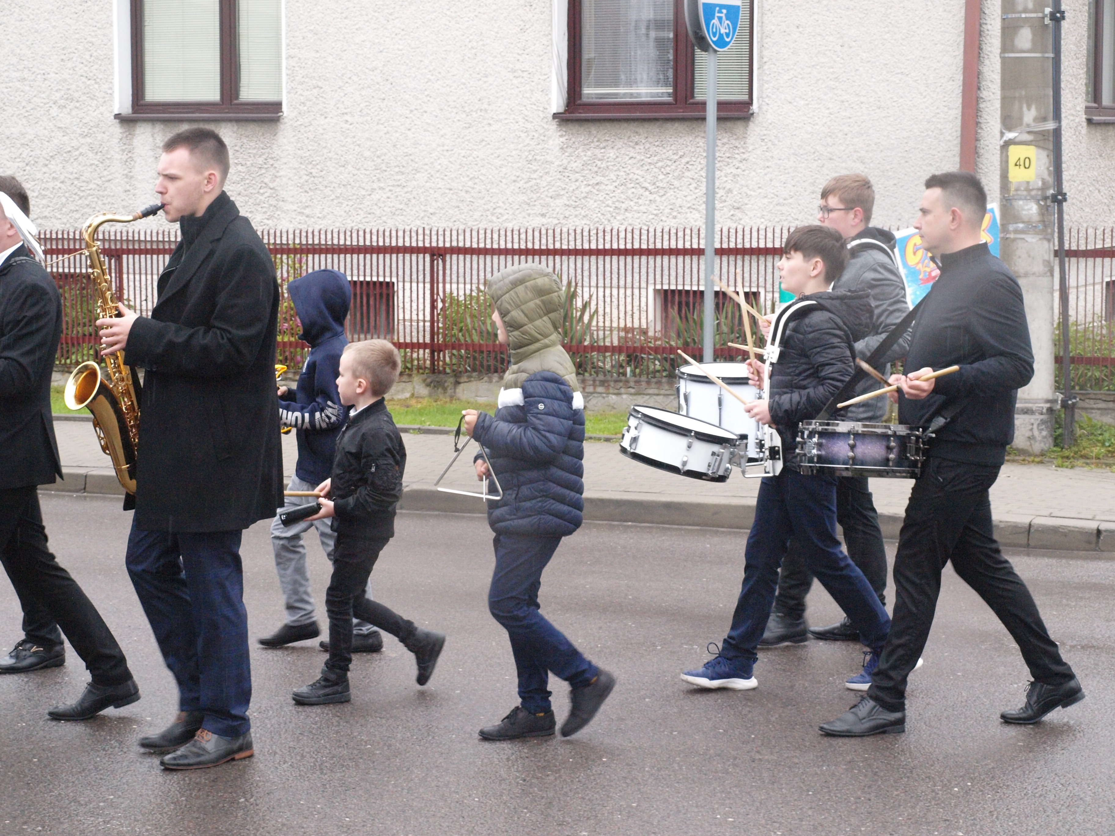 P1013220 ORKIESTRA DĘTA DDK UŚWIETNIŁA UROCZYSTOŚĆ PATRIOTYCZNĄ