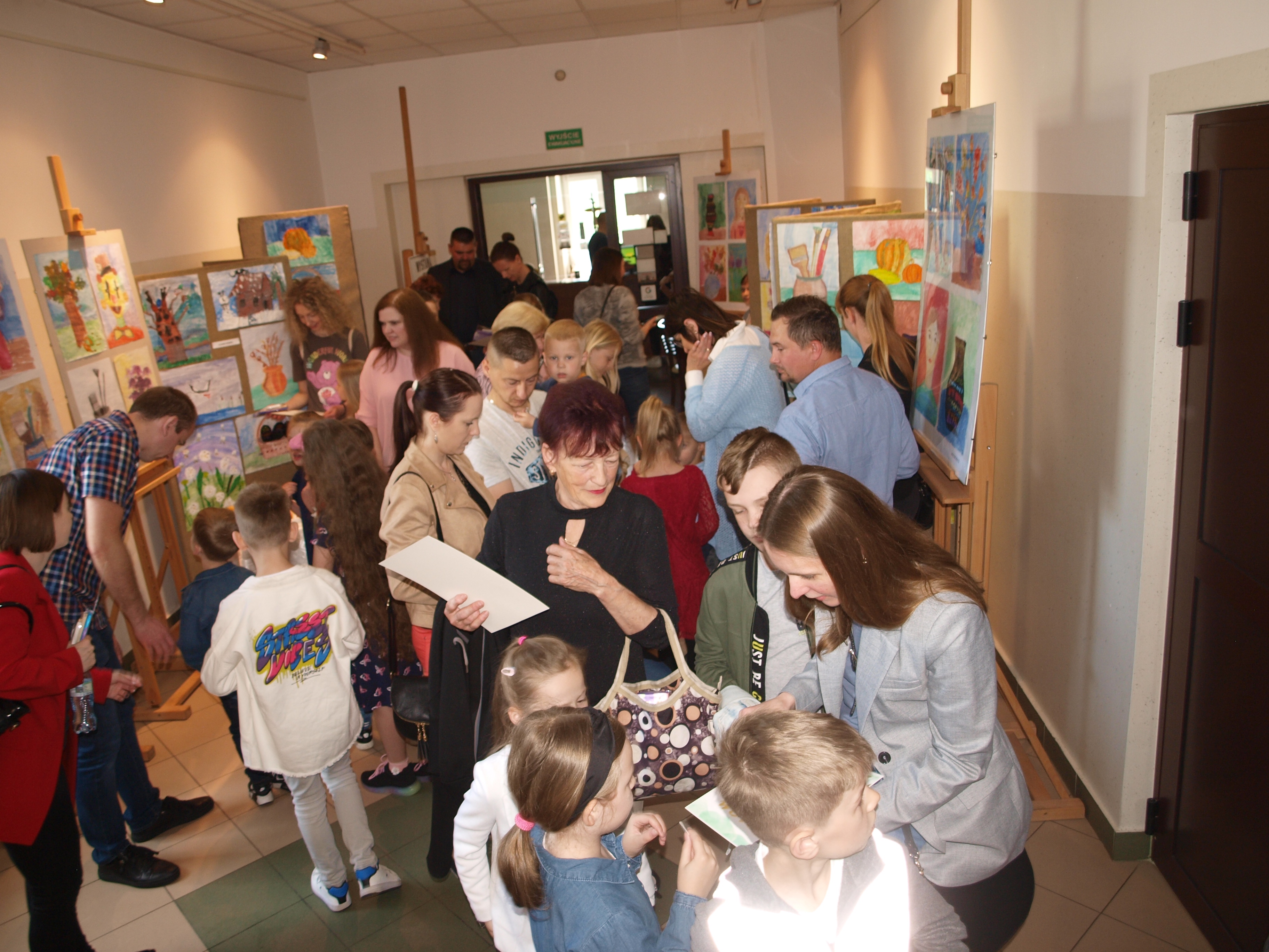 P1013312 „PASTELE” WYSTAWIAJĄ – WERNISAŻ DRUGIEJ GRUPY W DDK