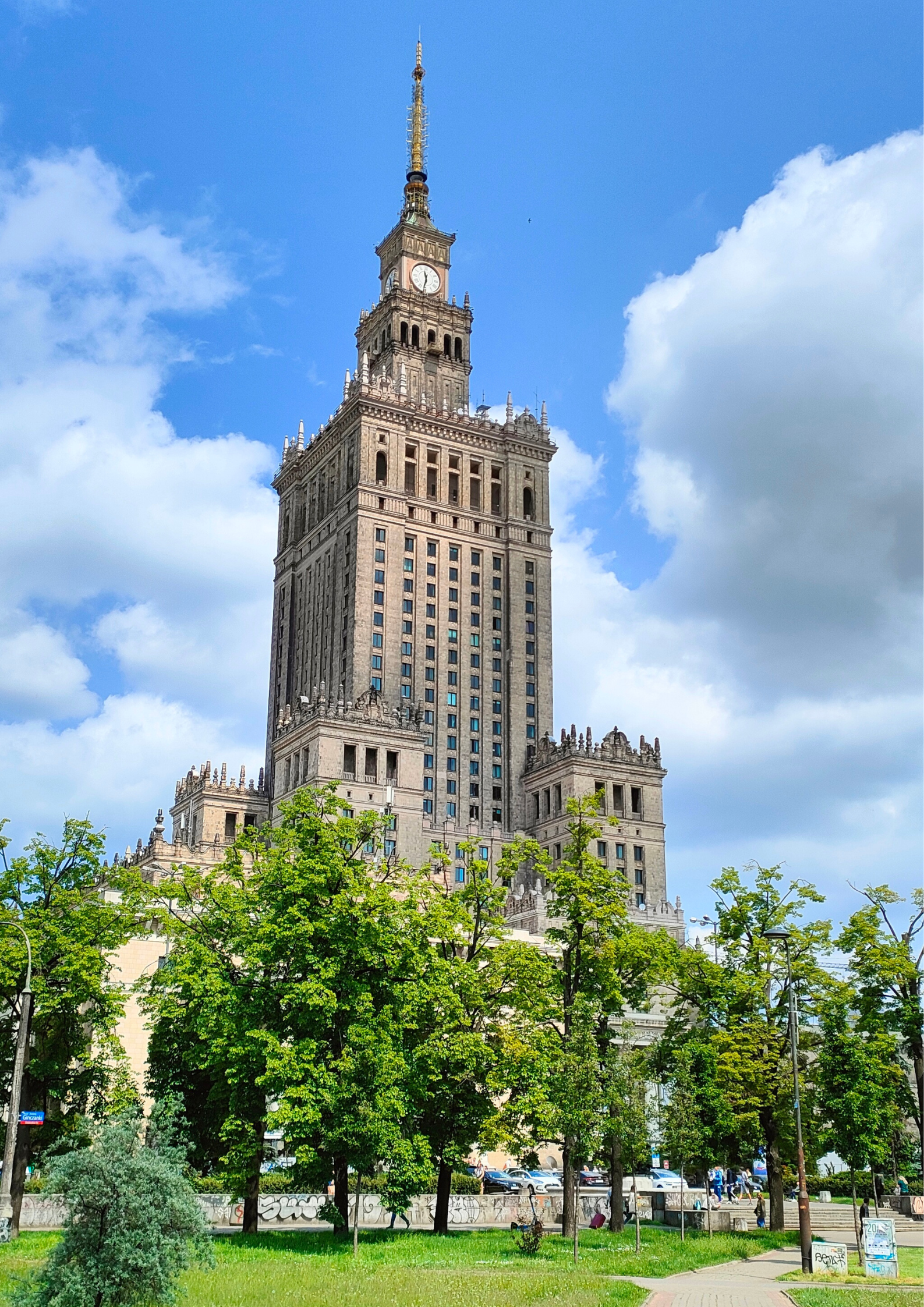 palac „MIEJSKA BIBLIOTEKA PUBLICZNA IM. MARII KOZACZKOWEJ WYRÓŻNIONA PRZEZ STOWARZYSZENIE BIBLIOTEKARZY POLSKICH NA MIĘDZYNARODOWYCH TARGACH KSIĄŻKI W WARSZAWIE”
