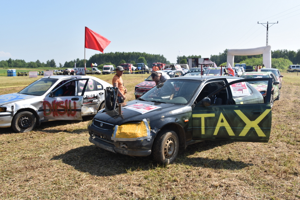 22 DSC 0966 Wrak Race ze wsparciem dla małego Nikodema na ,,lądowisku” w Morzychnie zgromadził tłumy mieszkańców z Powiśla i okolic