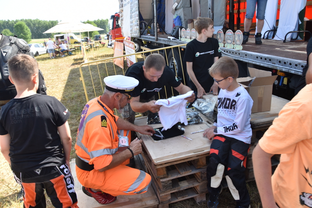 34 DSC 1001 Wrak Race ze wsparciem dla małego Nikodema na ,,lądowisku” w Morzychnie zgromadził tłumy mieszkańców z Powiśla i okolic