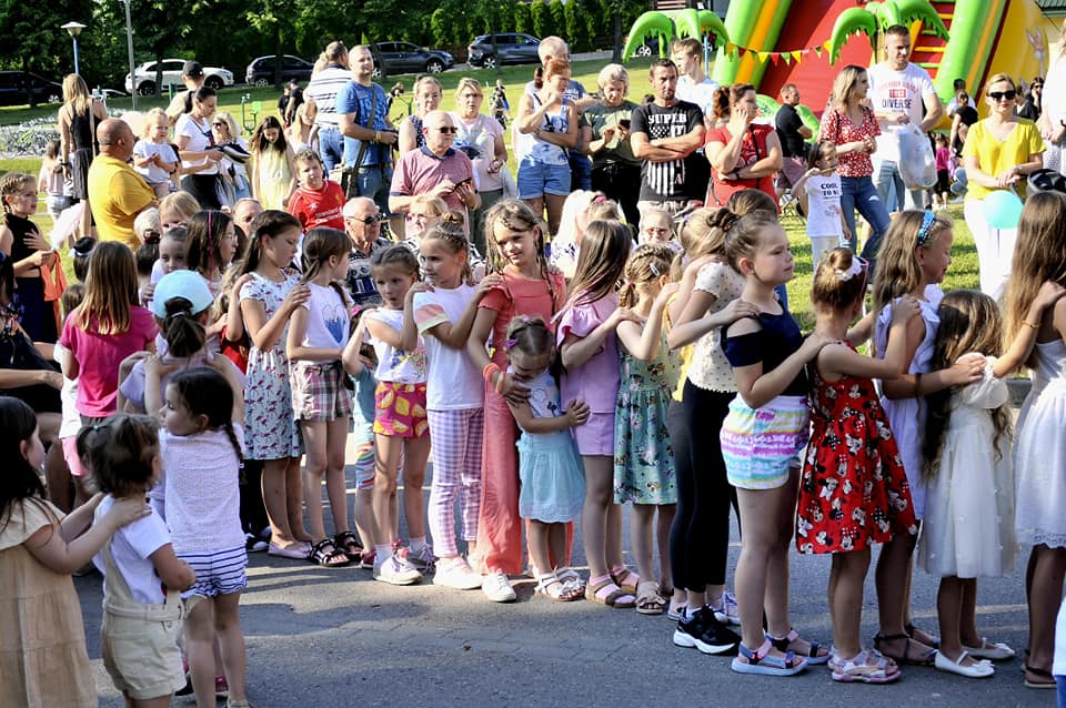 354978666 568847912094813 1119591023554156609 n ,,Dobro. Im więcej go dajesz tym więcej dostajesz . XII Charytatywny Festyn ,,Pomocnej Dłoni