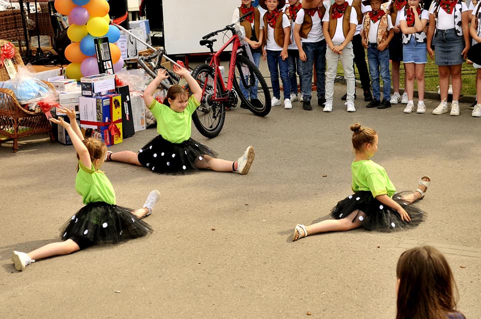 355099031 568847468761524 7550086032789215258 n ,,Dobro. Im więcej go dajesz tym więcej dostajesz . XII Charytatywny Festyn ,,Pomocnej Dłoni