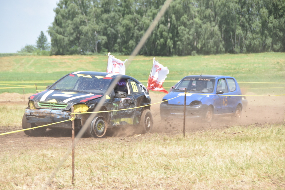 72 DSC 0111 Wrak Race ze wsparciem dla małego Nikodema na ,,lądowisku” w Morzychnie zgromadził tłumy mieszkańców z Powiśla i okolic