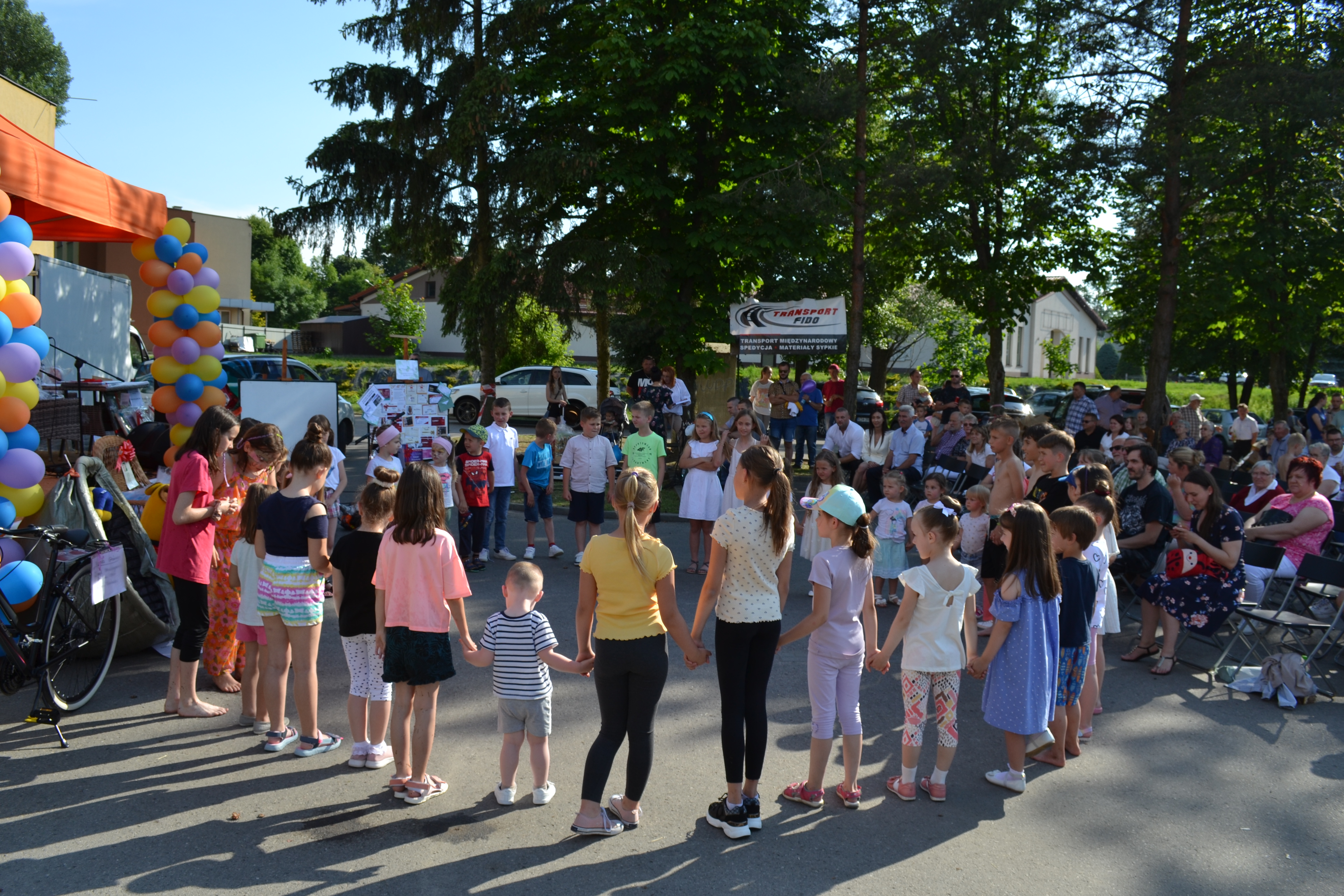 DSC 1054 ,,Dobro. Im więcej go dajesz tym więcej dostajesz . XII Charytatywny Festyn ,,Pomocnej Dłoni