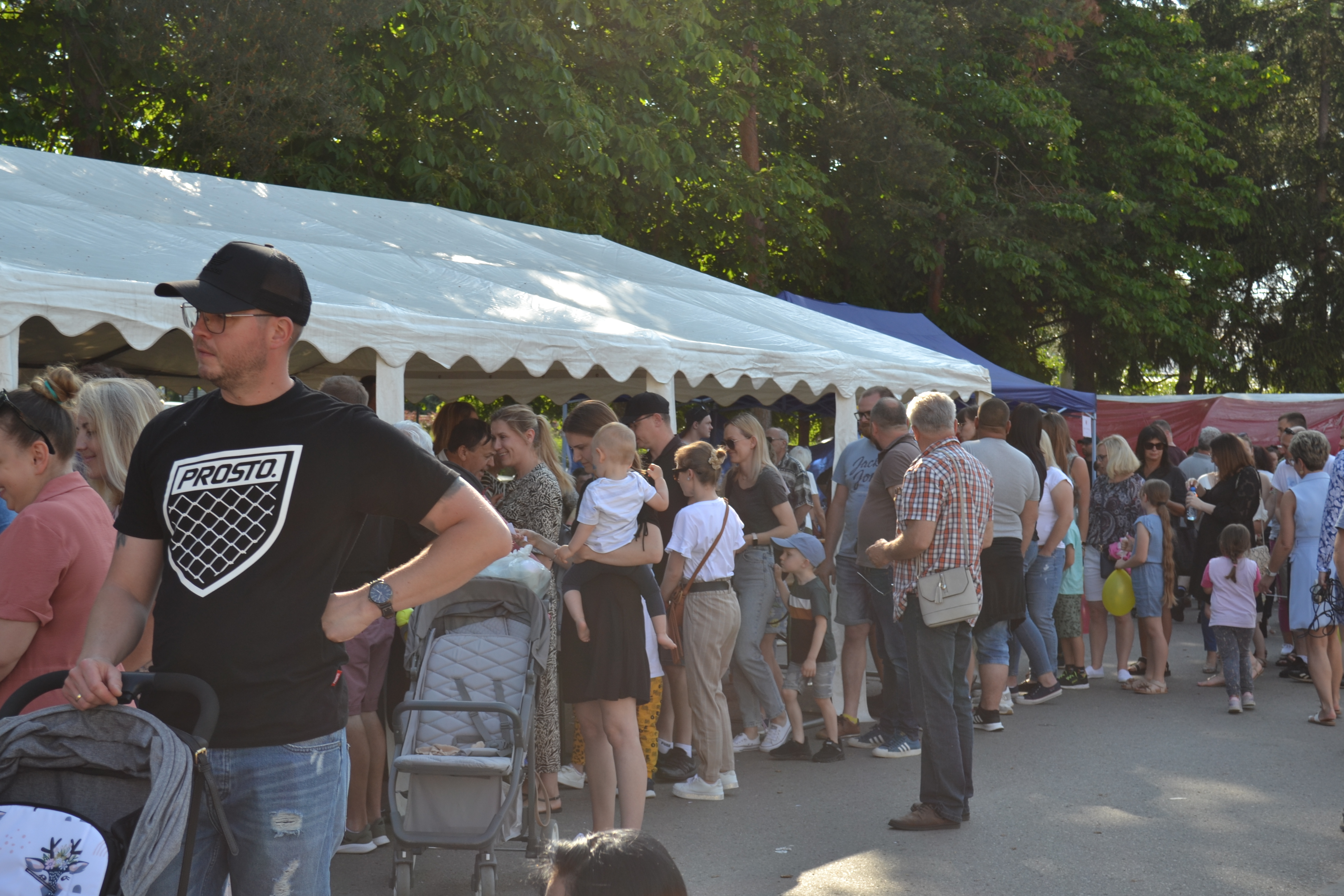 DSC 1062 ,,Dobro. Im więcej go dajesz tym więcej dostajesz . XII Charytatywny Festyn ,,Pomocnej Dłoni