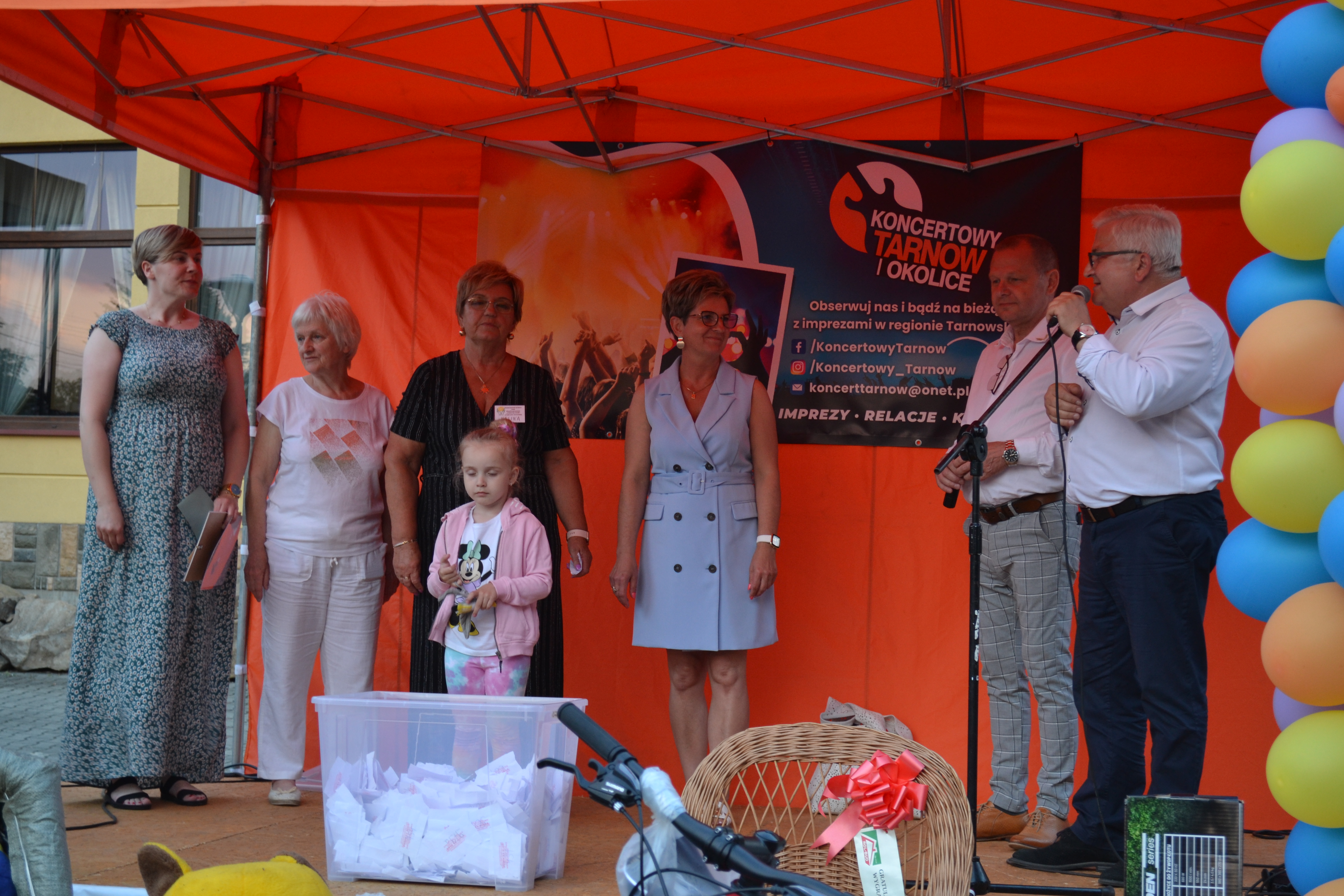 DSC 1132 ,,Dobro. Im więcej go dajesz tym więcej dostajesz . XII Charytatywny Festyn ,,Pomocnej Dłoni