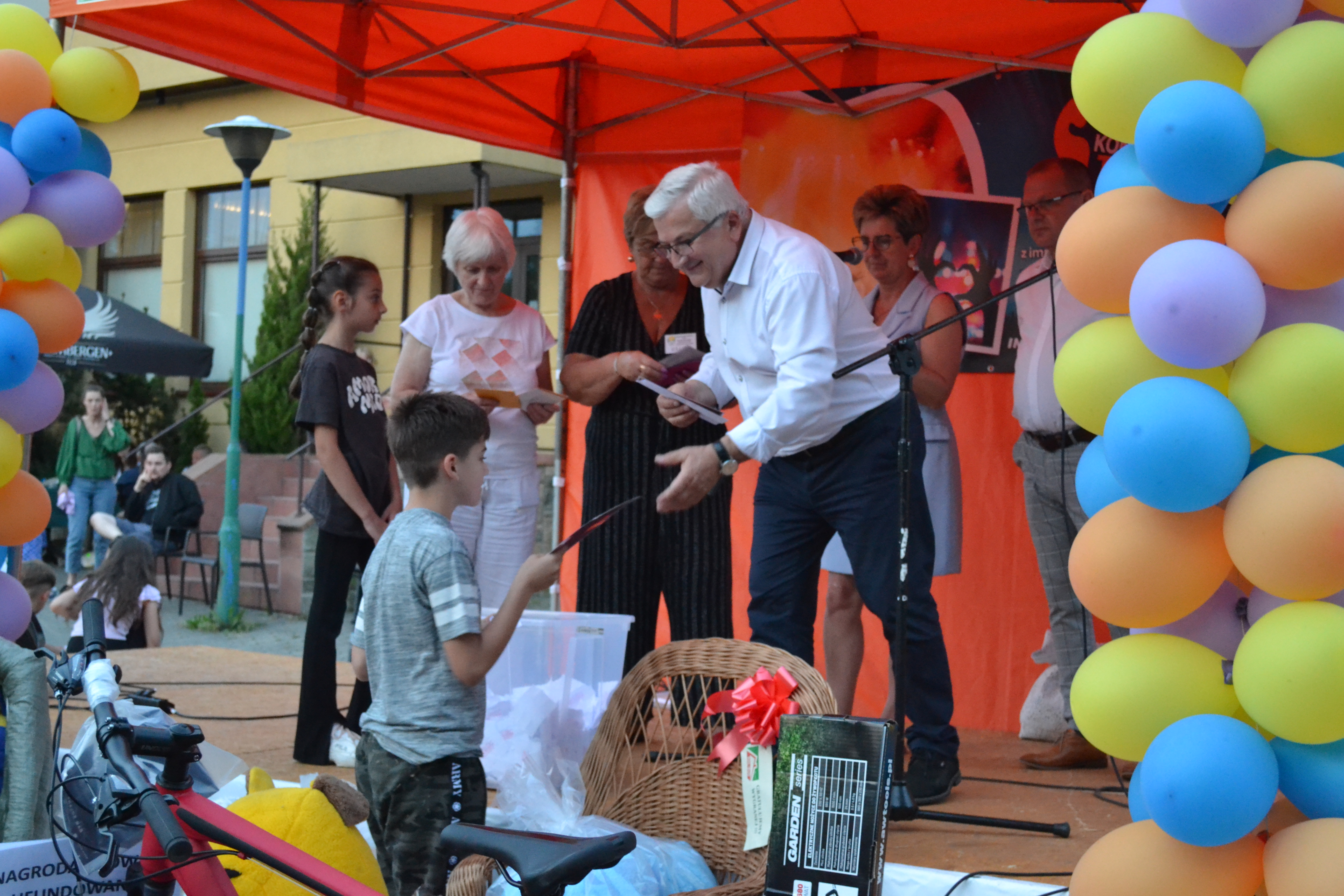 DSC 1148 ,,Dobro. Im więcej go dajesz tym więcej dostajesz . XII Charytatywny Festyn ,,Pomocnej Dłoni