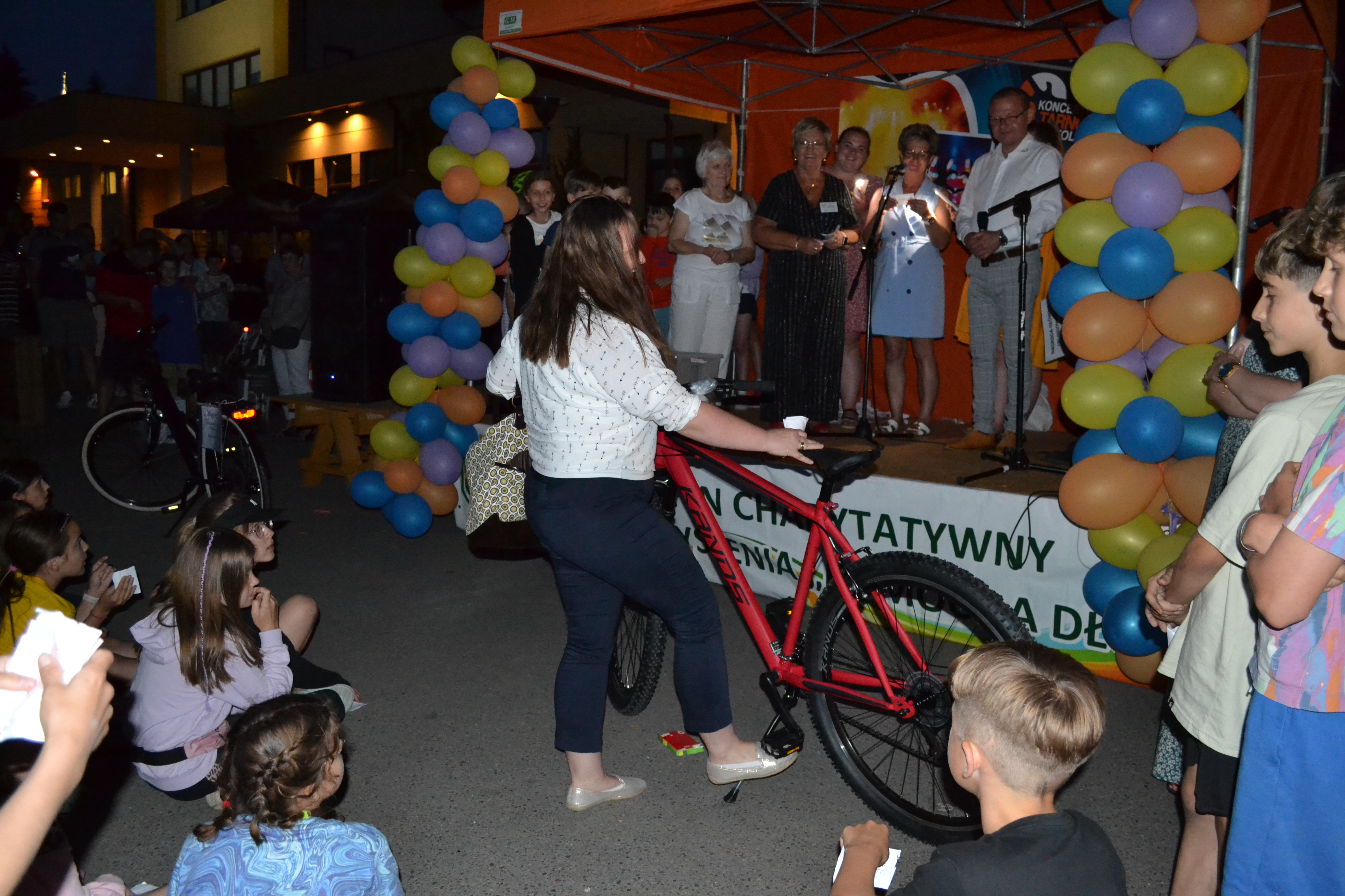 DSC 1230 ,,Dobro. Im więcej go dajesz tym więcej dostajesz . XII Charytatywny Festyn ,,Pomocnej Dłoni