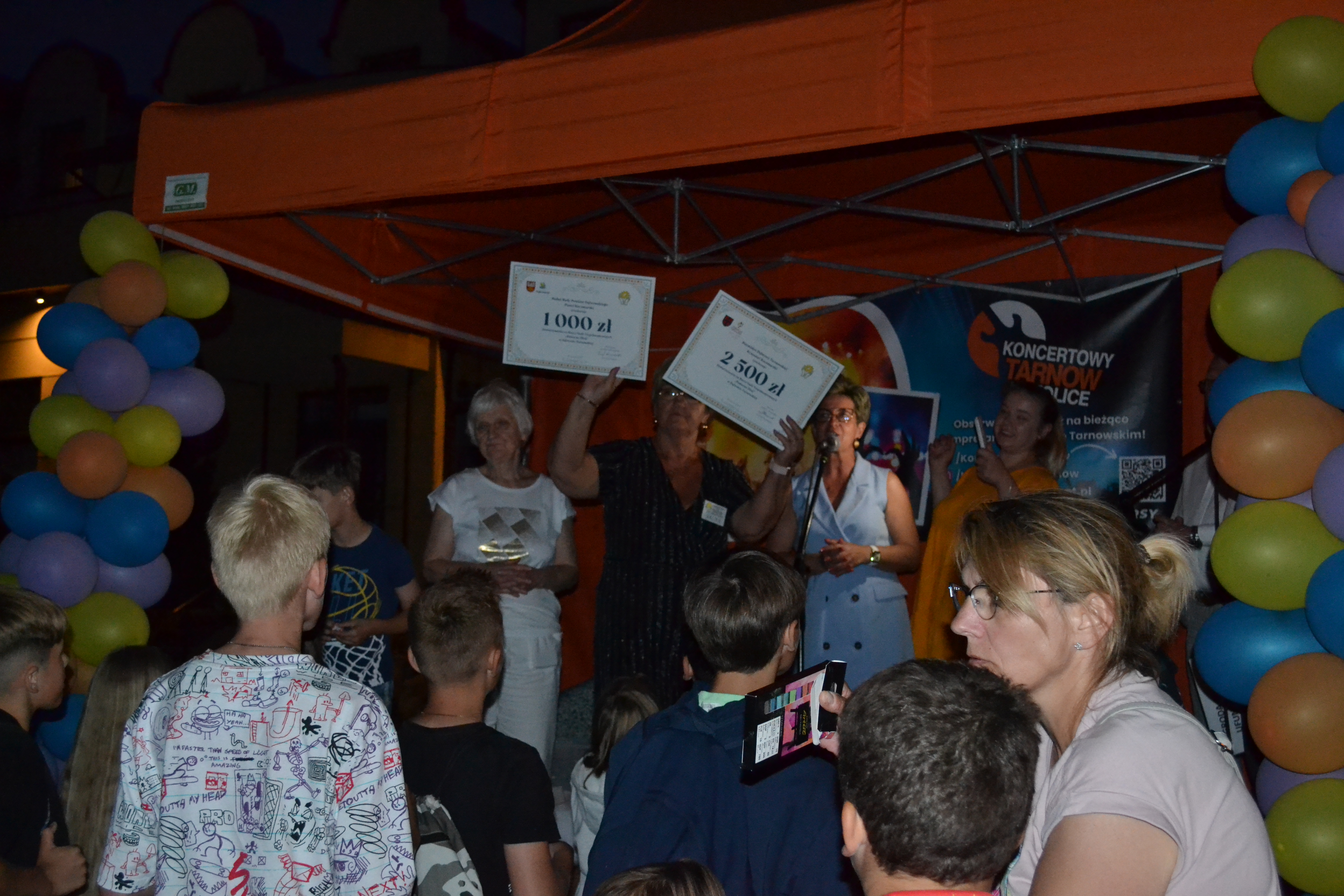 DSC 1235 ,,Dobro. Im więcej go dajesz tym więcej dostajesz . XII Charytatywny Festyn ,,Pomocnej Dłoni