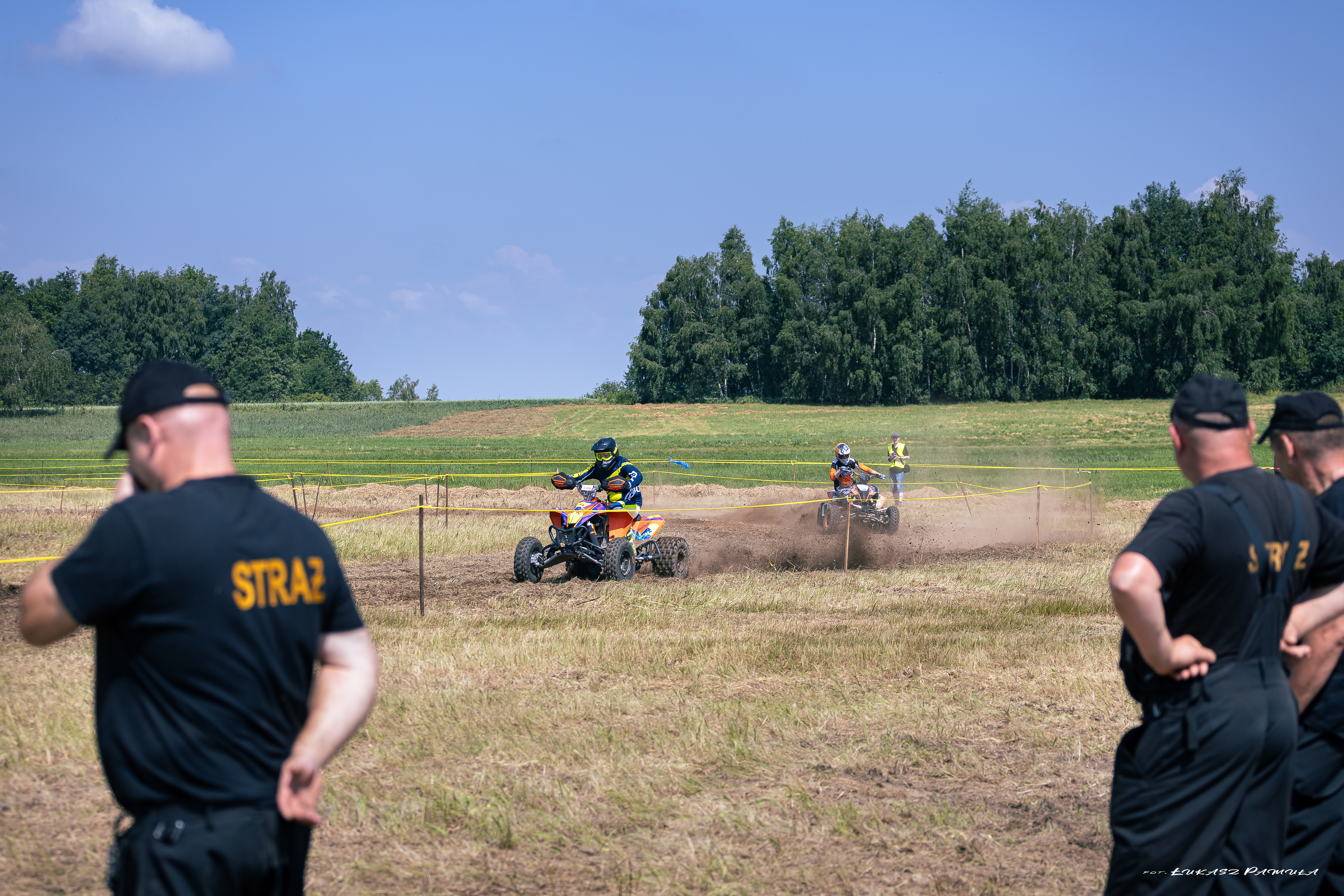 WrakRace25.05.2023 4 Wrak Race ze wsparciem dla małego Nikodema na ,,lądowisku” w Morzychnie zgromadził tłumy mieszkańców z Powiśla i okolic