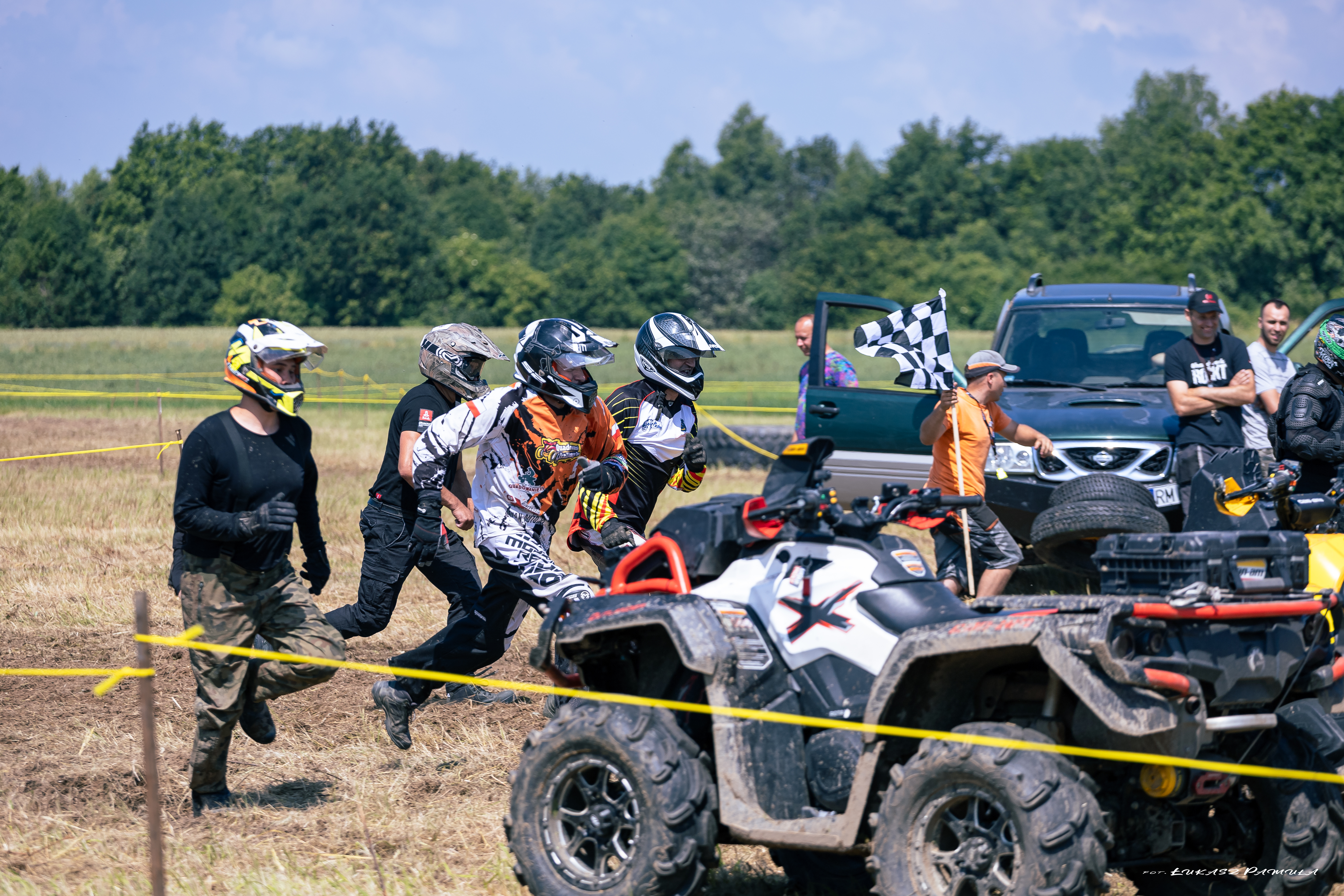 WrakRace25.05.2023 7 Wrak Race ze wsparciem dla małego Nikodema na ,,lądowisku” w Morzychnie zgromadził tłumy mieszkańców z Powiśla i okolic