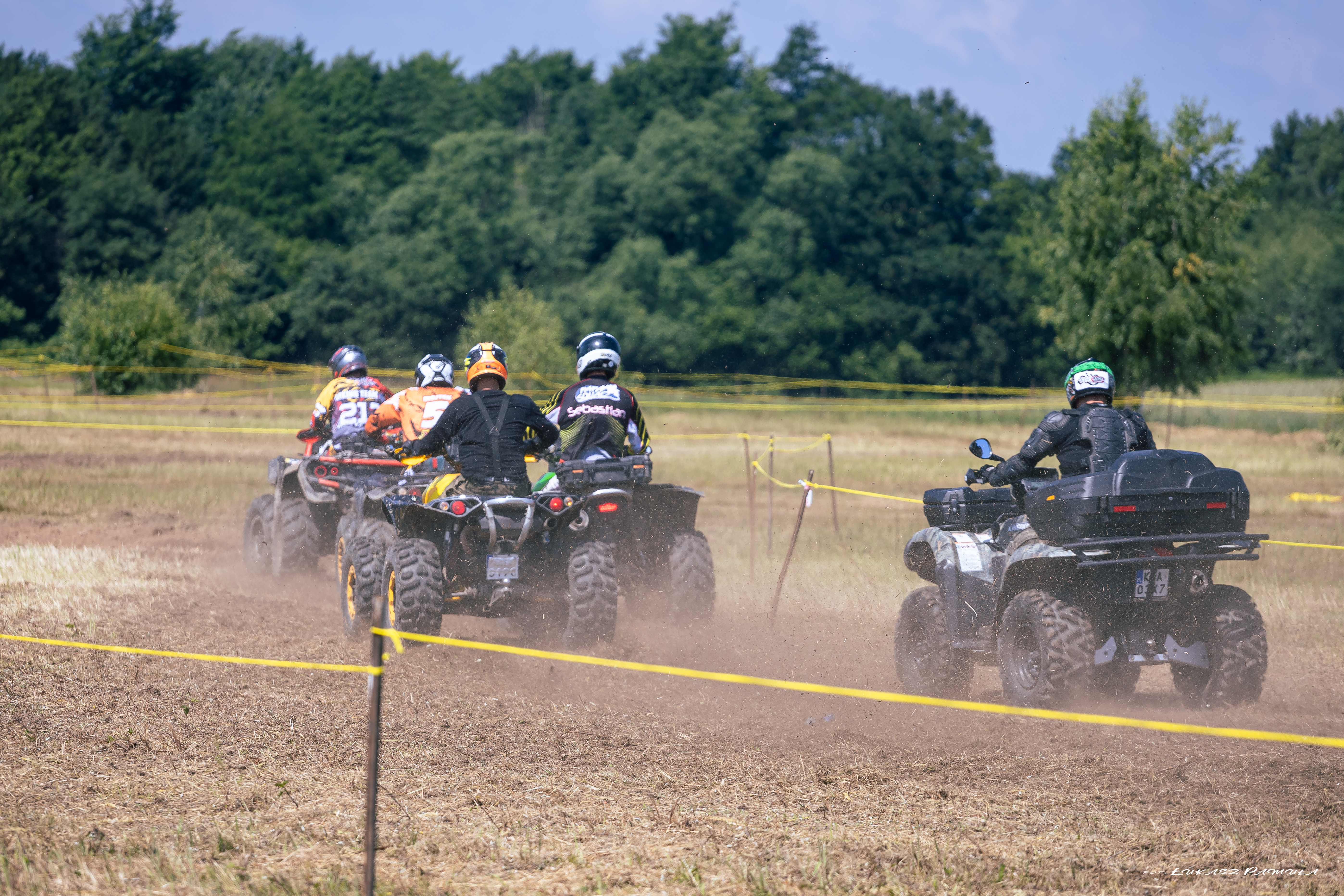 WrakRace25.05.2023 8 Wrak Race ze wsparciem dla małego Nikodema na ,,lądowisku” w Morzychnie zgromadził tłumy mieszkańców z Powiśla i okolic