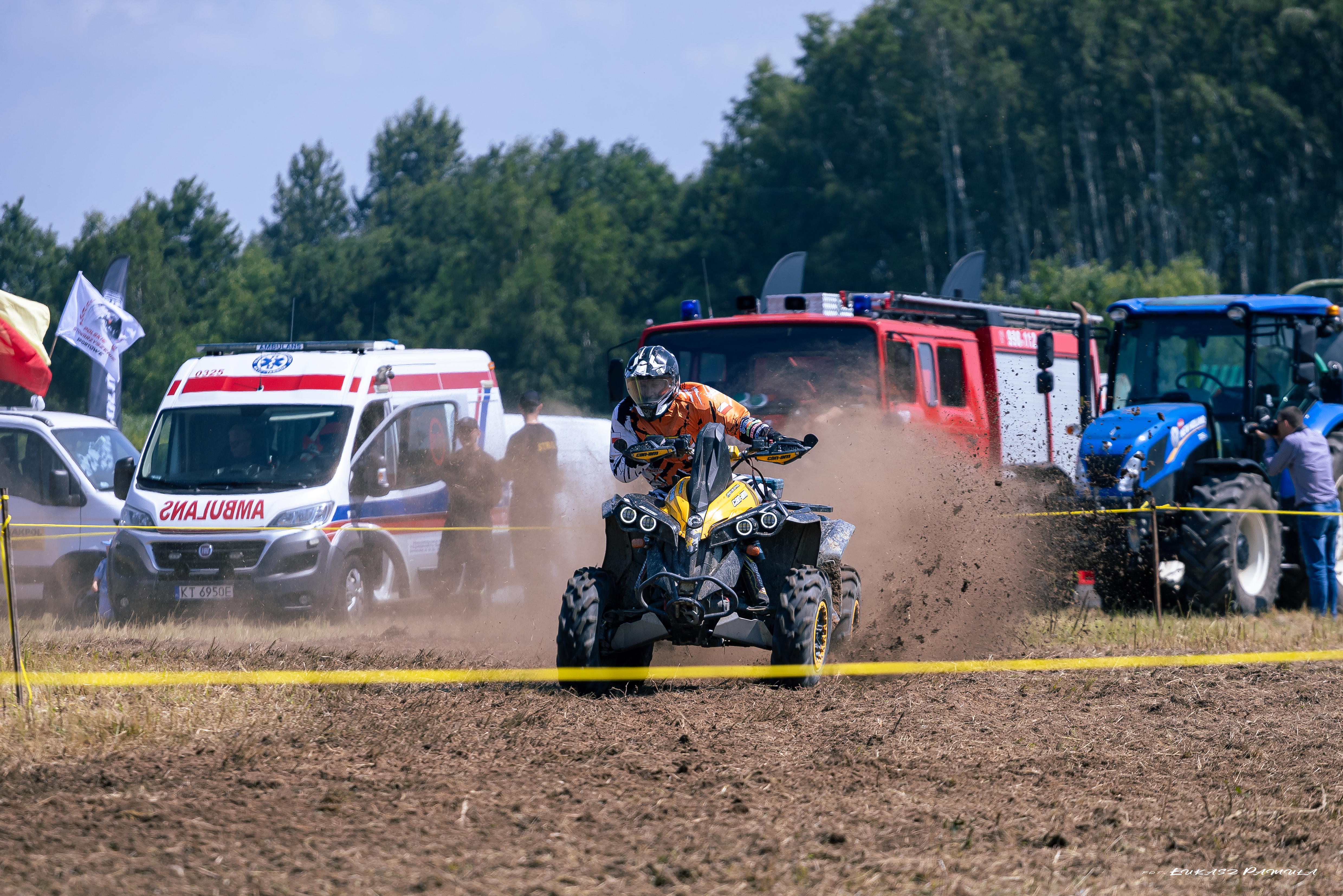 WrakRace25.05.2023 9 Wrak Race ze wsparciem dla małego Nikodema na ,,lądowisku” w Morzychnie zgromadził tłumy mieszkańców z Powiśla i okolic