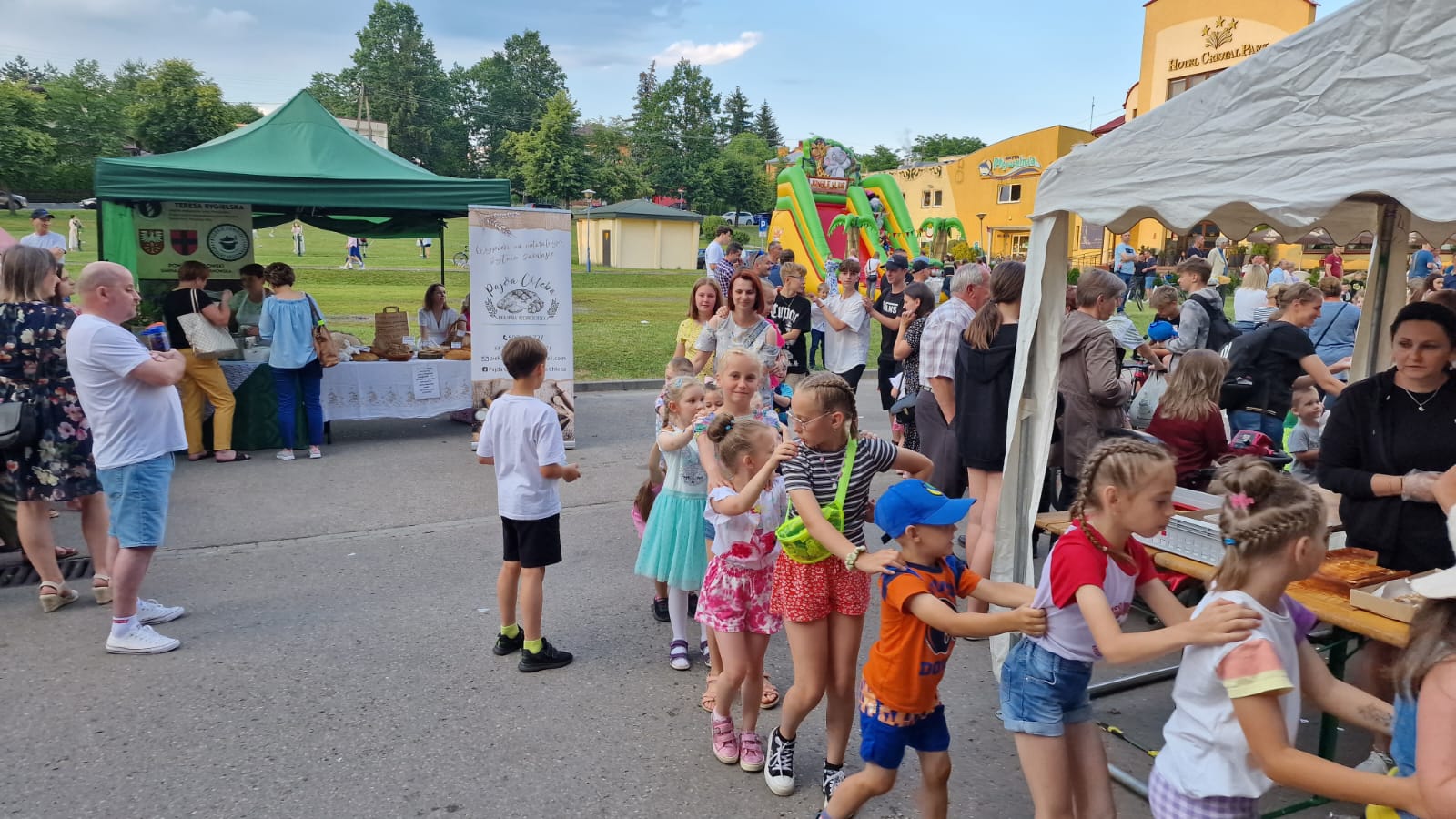 c3a80ade ff2a 486e 8e81 b57d49546f03 ,,Dobro. Im więcej go dajesz tym więcej dostajesz . XII Charytatywny Festyn ,,Pomocnej Dłoni