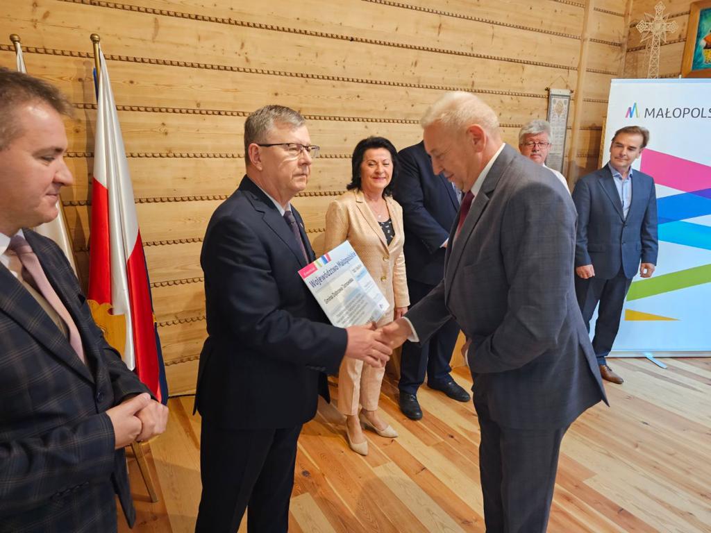 0f4aa016 321f 49e5 b7b2 4c2602bb18c5 Środki dla Gminy Dąbrowa Tarnowska na przebudowę drogi