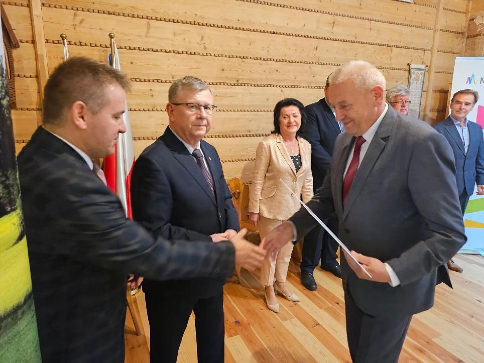 1e9552ed 5e13 4f62 ad36 ef1138e32ec3 Środki dla Gminy Dąbrowa Tarnowska na przebudowę drogi