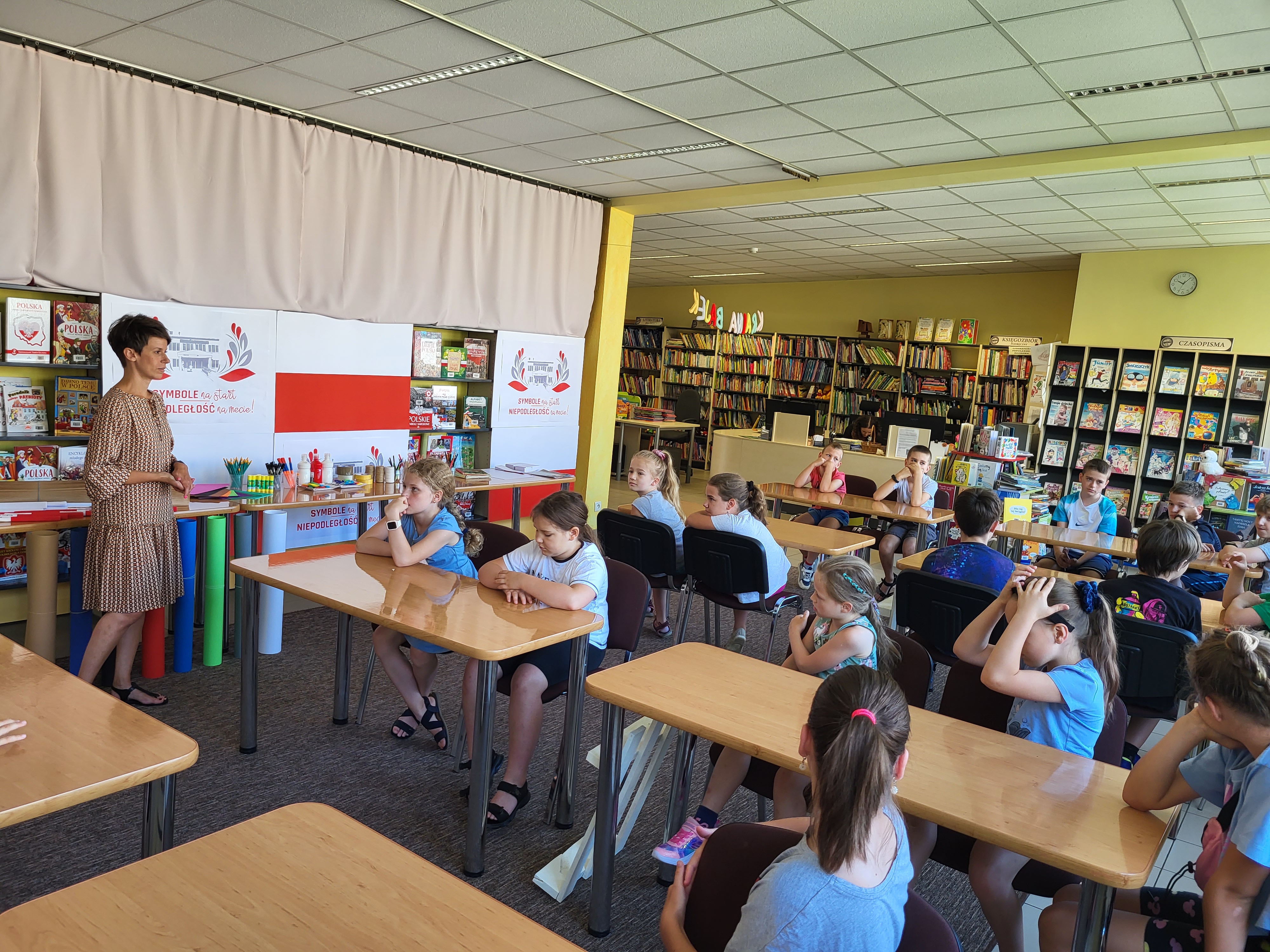 20230718 100550 „SYMBOLE W PROJEKCIE NA START” – WARSZTATY ARTYSTYCZNO ANIMACYJNE W MBP