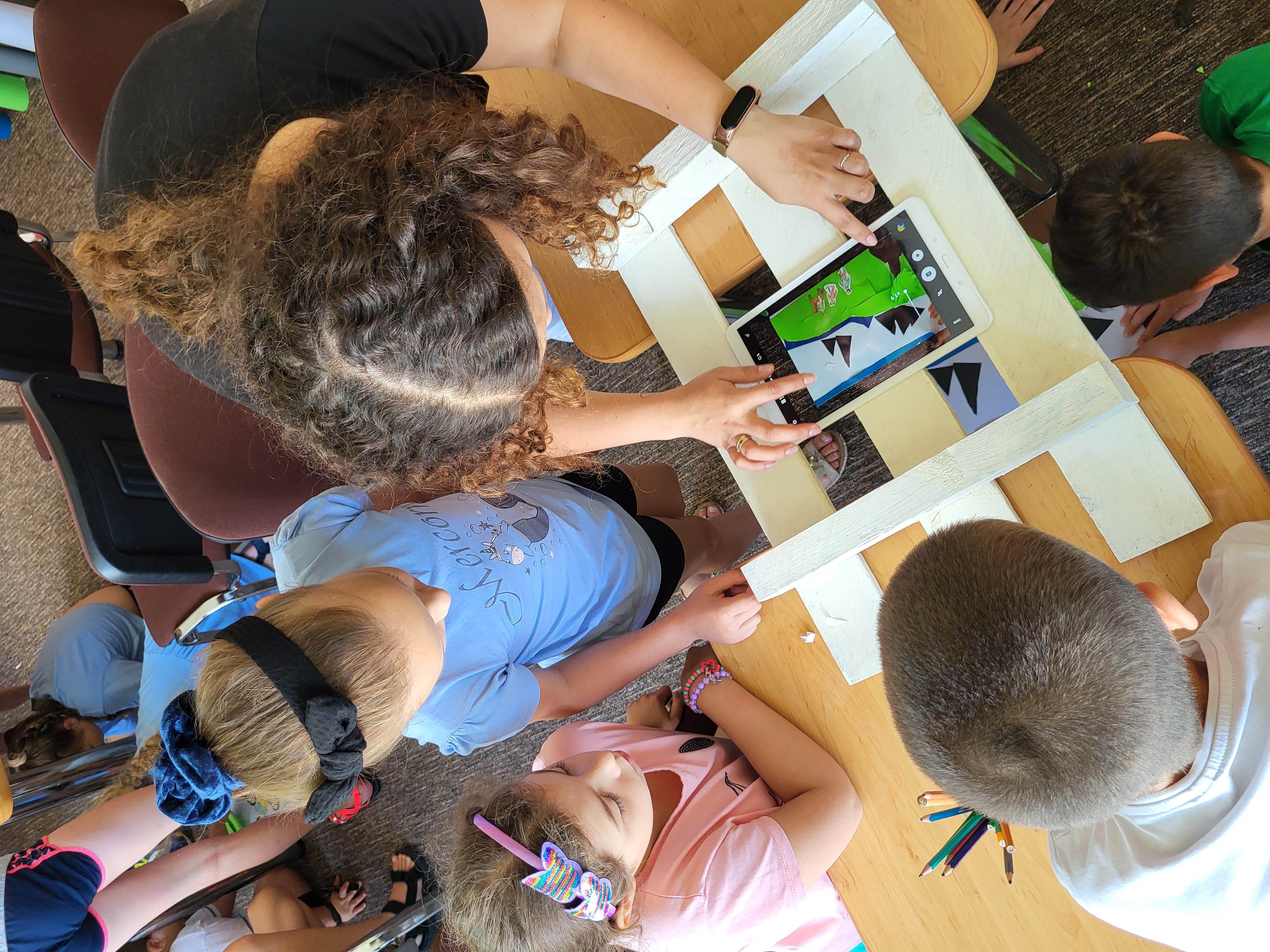 20230718 113847 „SYMBOLE W PROJEKCIE NA START” – WARSZTATY ARTYSTYCZNO ANIMACYJNE W MBP