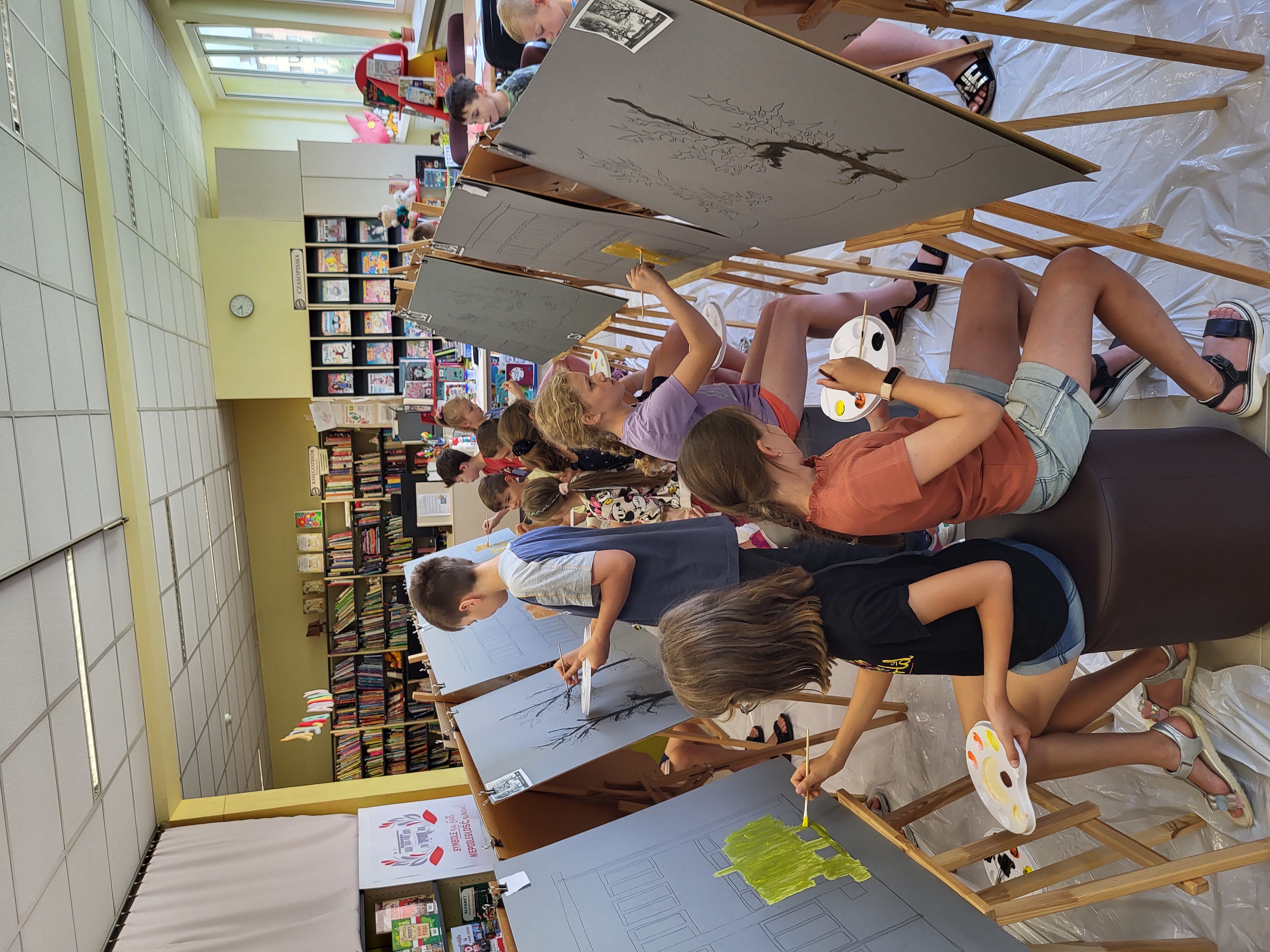 20230720 104336 „SYMBOLE W PROJEKCIE NA START” – WARSZTATY ARTYSTYCZNO ANIMACYJNE W MBP