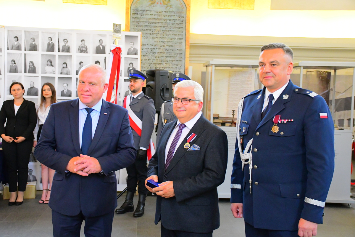 409 837781 Burmistrz Dąbrowy Tarnowskiej odznaczony na Powiatowych obchodach Święta Policji
