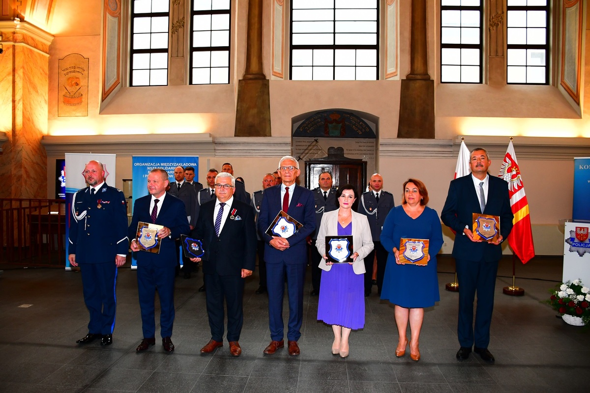 409 83780 Burmistrz Dąbrowy Tarnowskiej odznaczony na Powiatowych obchodach Święta Policji