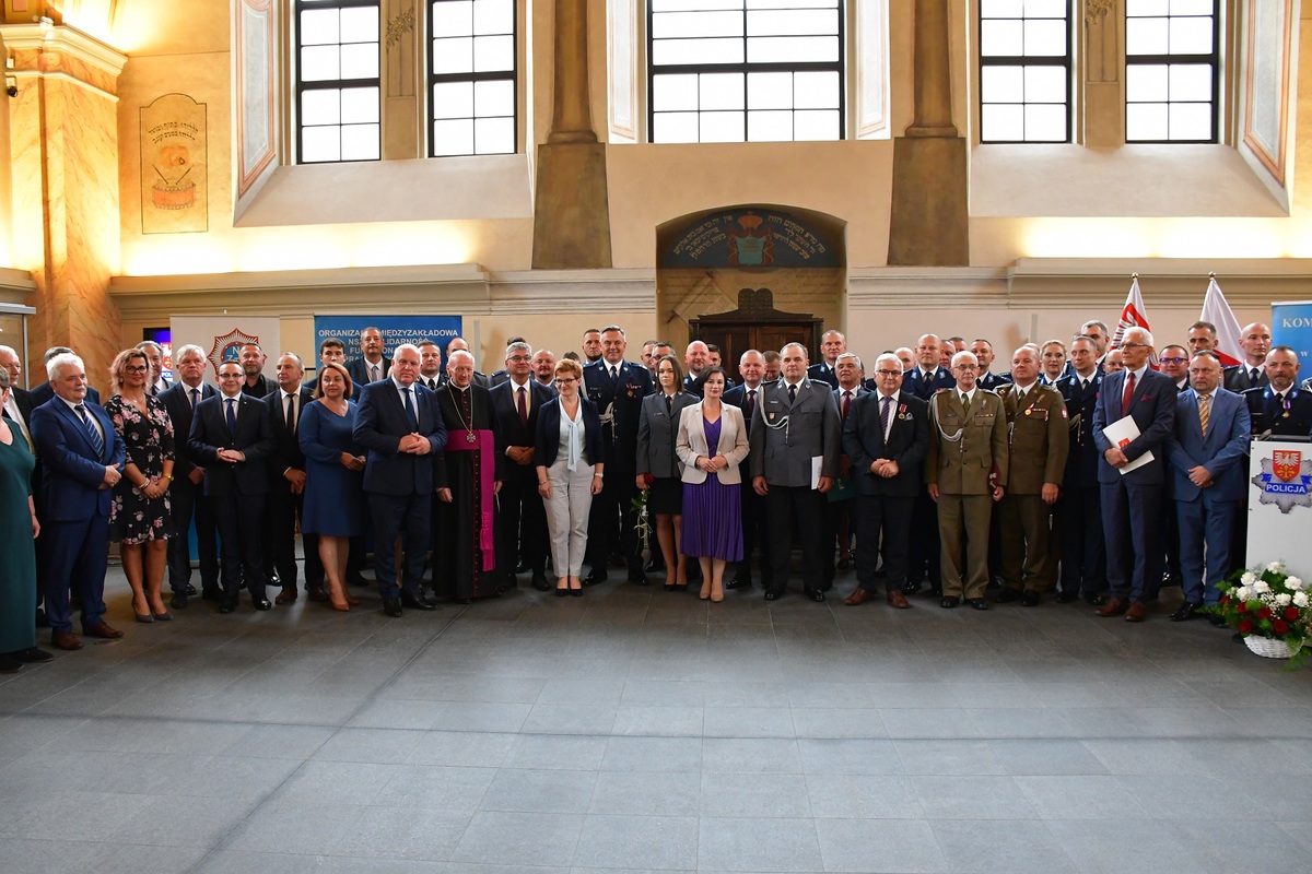 409 83790 Burmistrz Dąbrowy Tarnowskiej odznaczony na Powiatowych obchodach Święta Policji