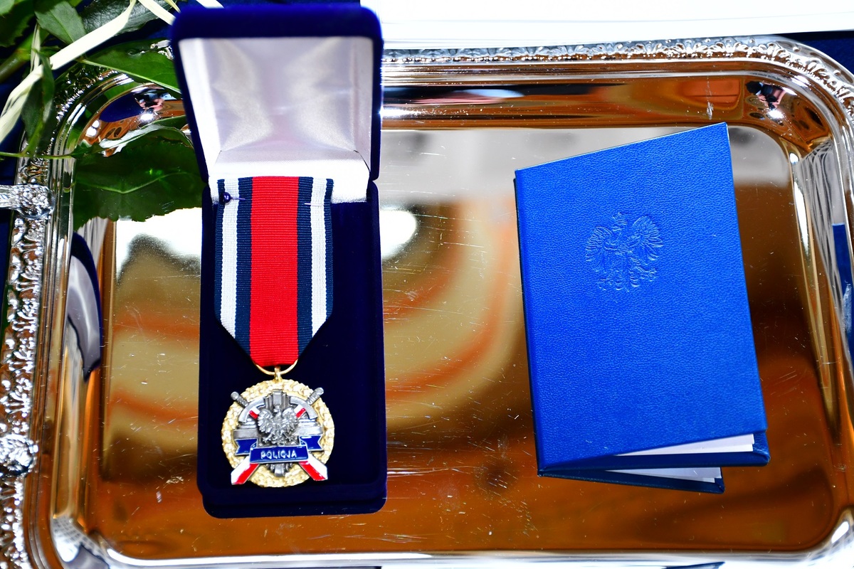 409 83801 Burmistrz Dąbrowy Tarnowskiej odznaczony na Powiatowych obchodach Święta Policji