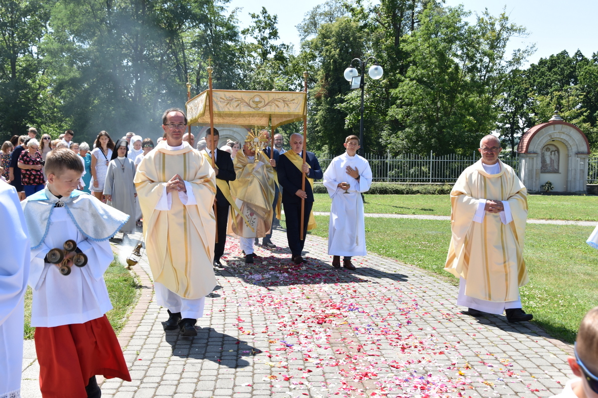 41 DSC 0413 Uroczystości odpustowe oraz jubileusz 25 lecia pracy duszpasterskiej w naszej parafii ks. Zbigniewa