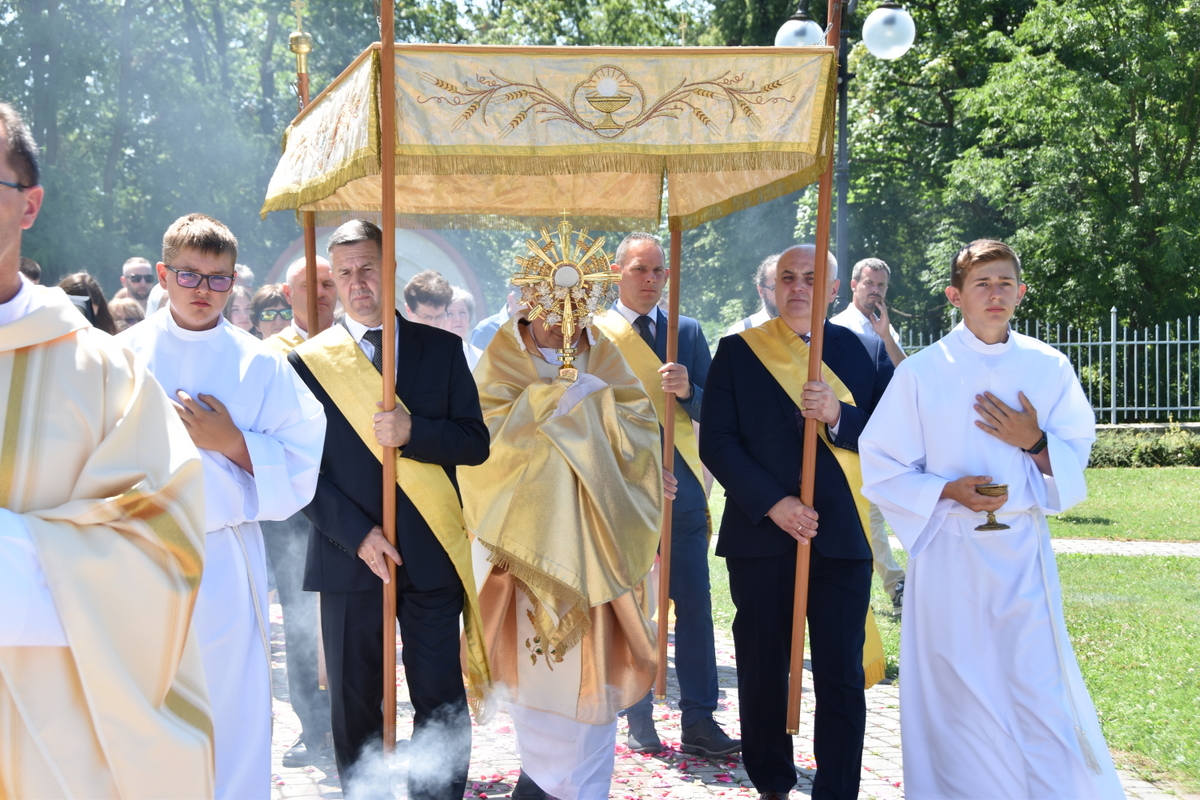 42 DSC 0415 Uroczystości odpustowe oraz jubileusz 25 lecia pracy duszpasterskiej w naszej parafii ks. Zbigniewa