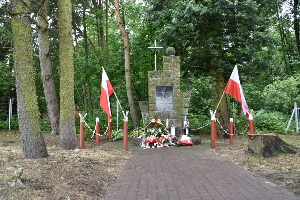 DSC 0624 Uczczono pamięć ofiar zbrodni hitlerowskiej przeprowadzonej w lasku Danielnik