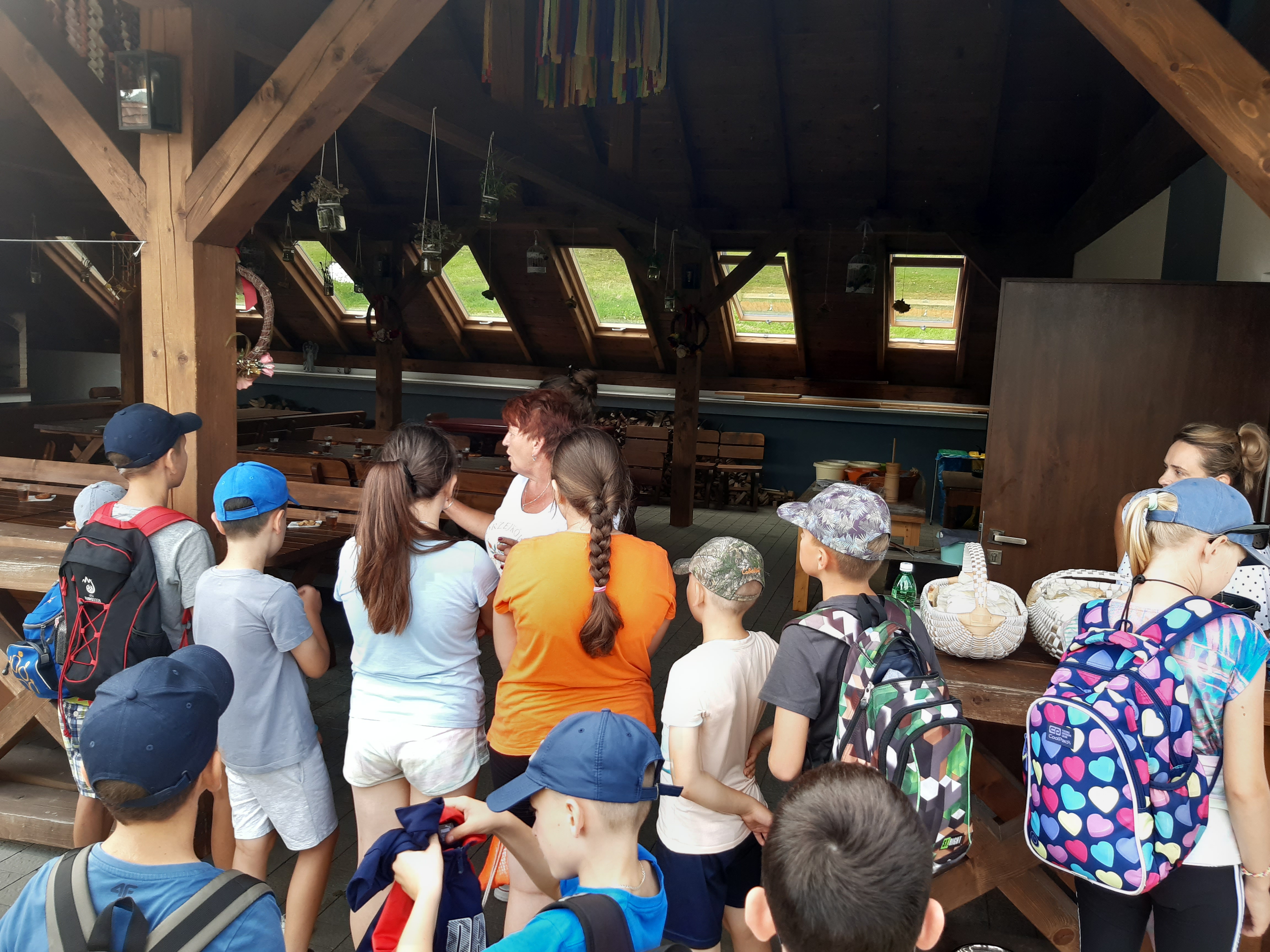 20230823 112158 80 DZIECI NA WYCIECZCE EDUKACYJNEJ W ZAGRODZIE „NA JĘDRZEJKÓWCE”