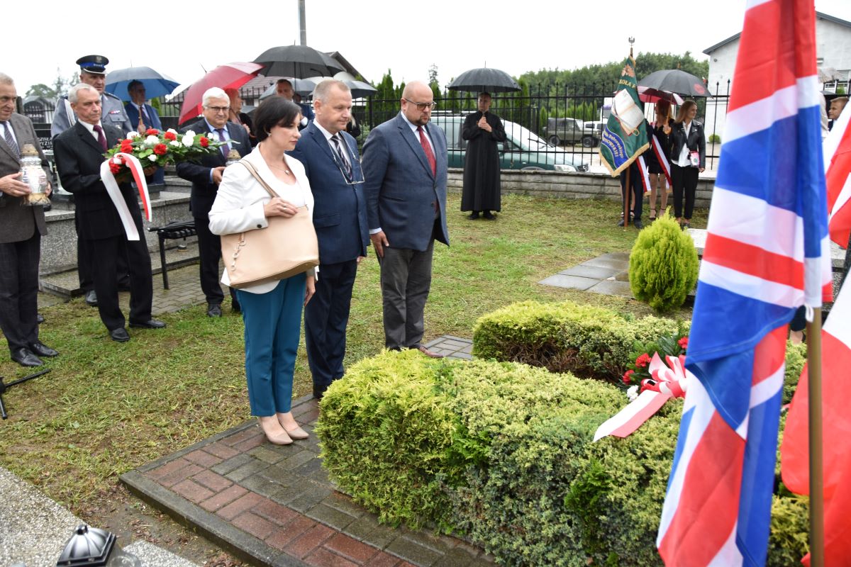 DSC 0699 Dąbrowa oddała hołd bohaterom Powstania Warszawskiego oraz lotnikom Halifaxa