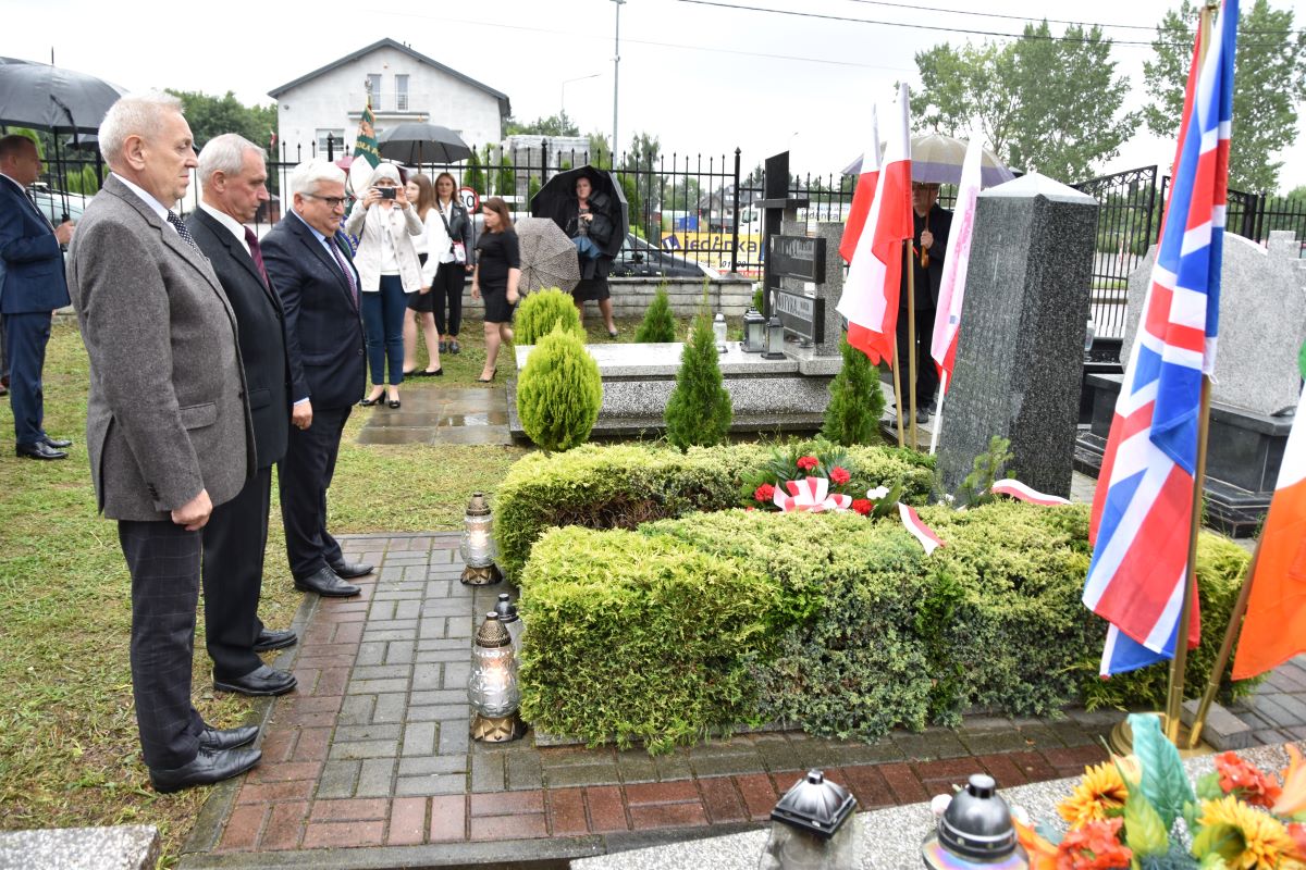 DSC 0710 Dąbrowa oddała hołd bohaterom Powstania Warszawskiego oraz lotnikom Halifaxa