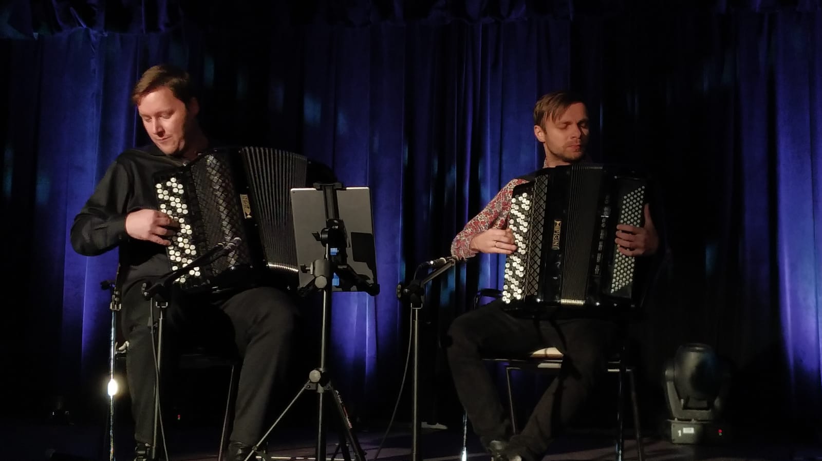 2 KONCERT DUETU AKORDEONISTÓW UŚWIETNI WERNISAŻ NIEZWYKŁEJ WYSTAWY W OSK