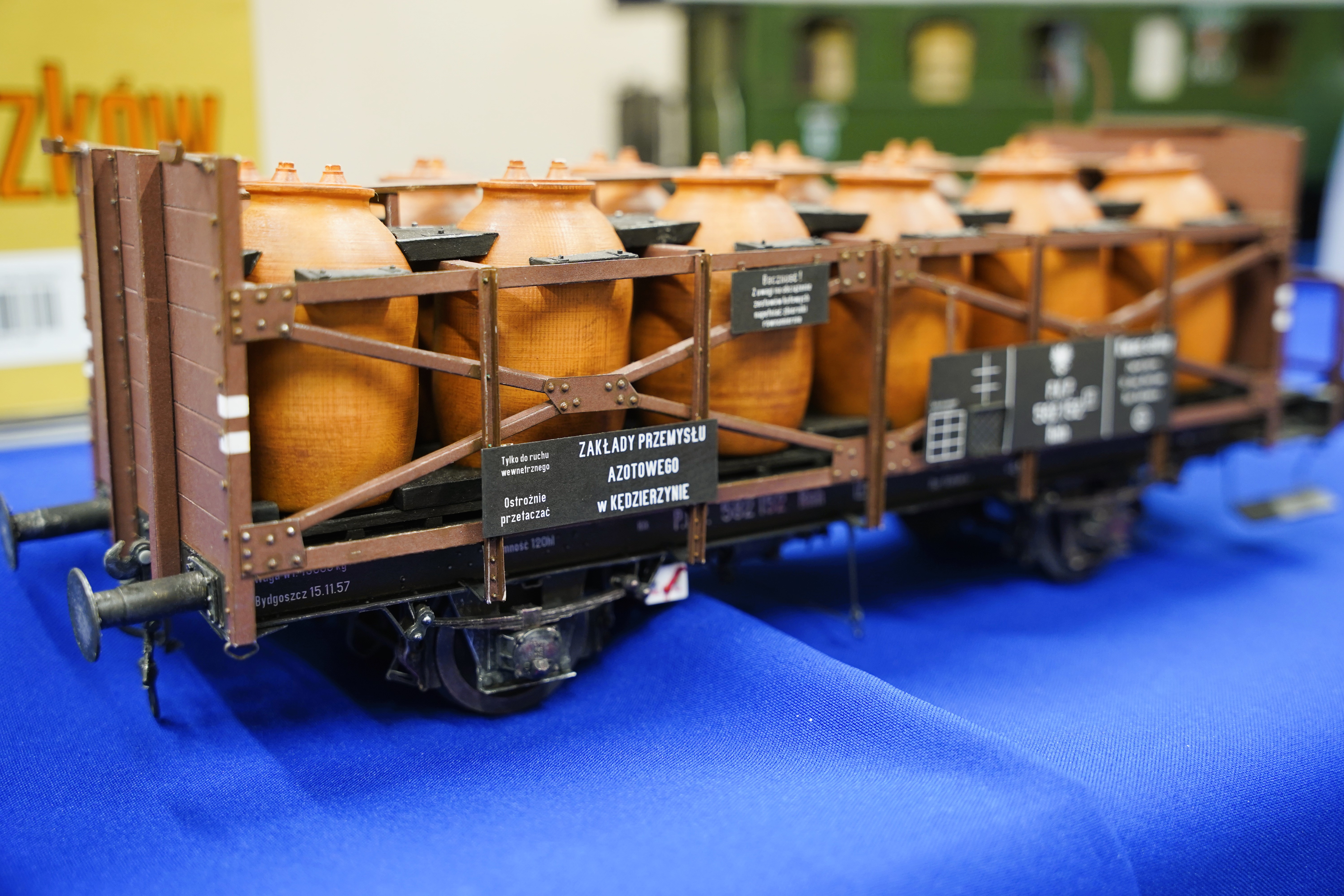 DSC0856 Wystawa modeli pociągów w Miejskiej Bibliotece Publicznej im. Marii Kozaczkowej w Dąbrowie Tarnowskiej