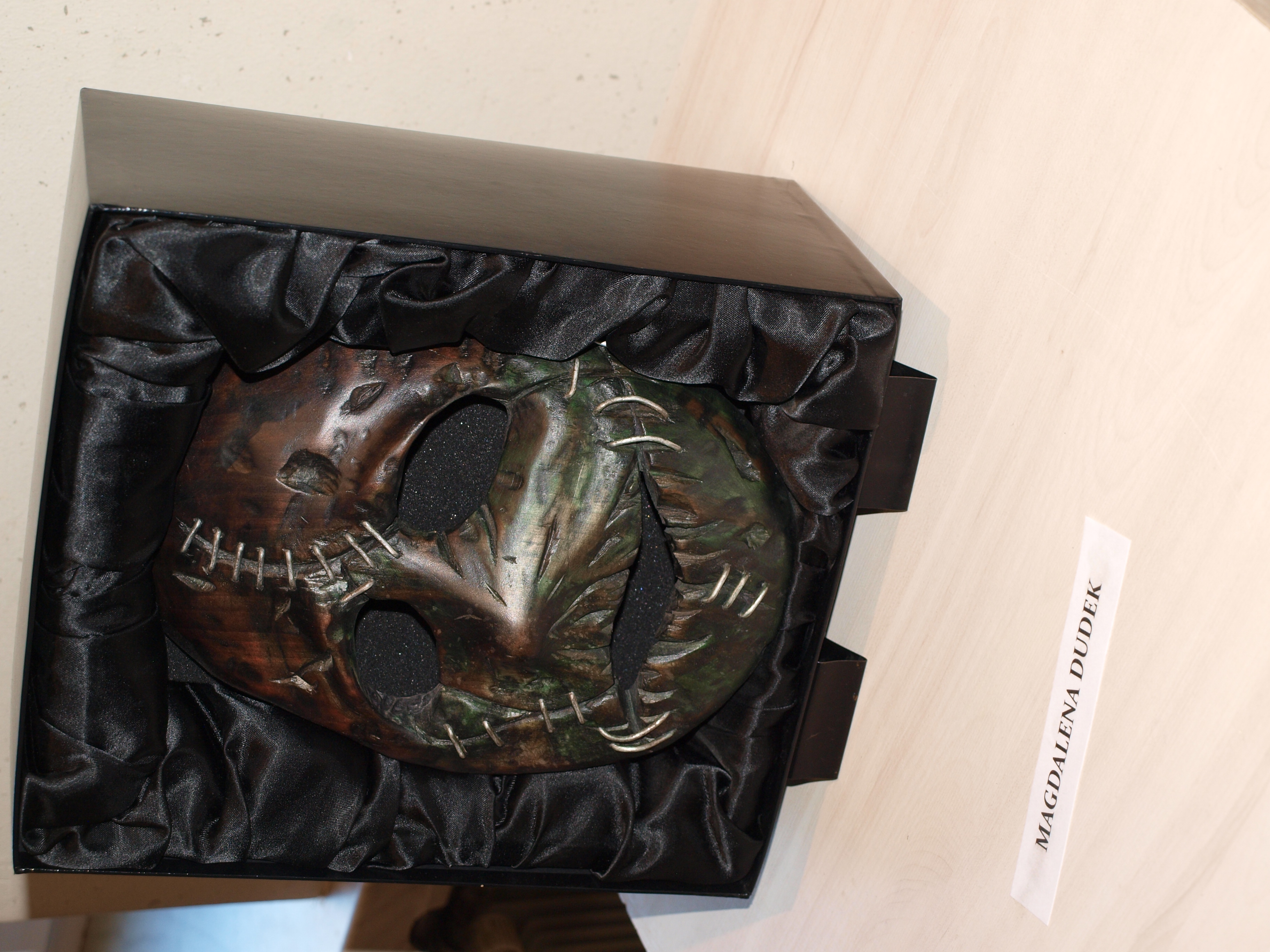 P1013333 SZCZĘŚLIWA TRZYNASTKA – WYSTAWA GRUPY „AA” W GALERII DDK