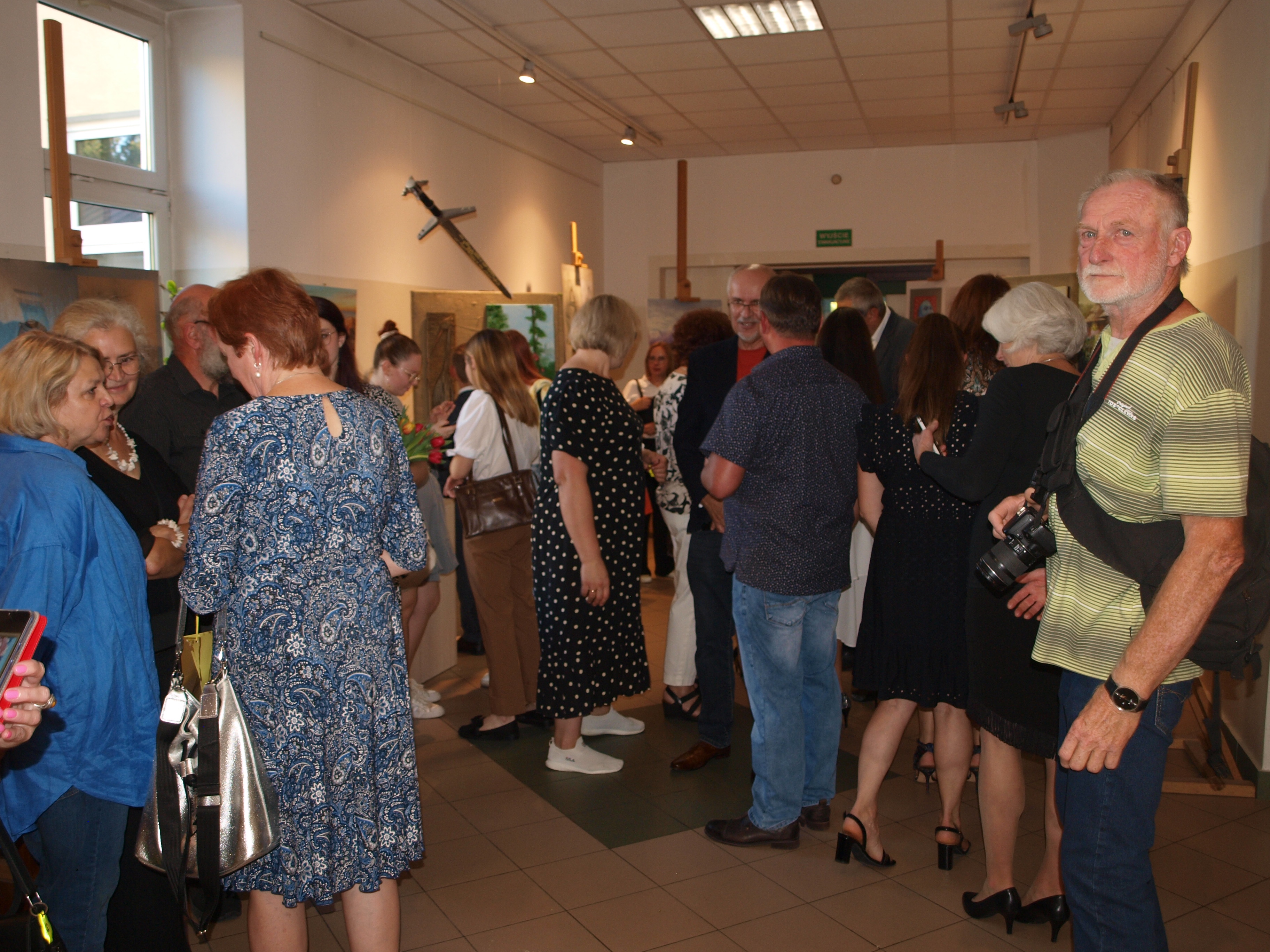 P1013397 SZCZĘŚLIWA TRZYNASTKA – WYSTAWA GRUPY „AA” W GALERII DDK