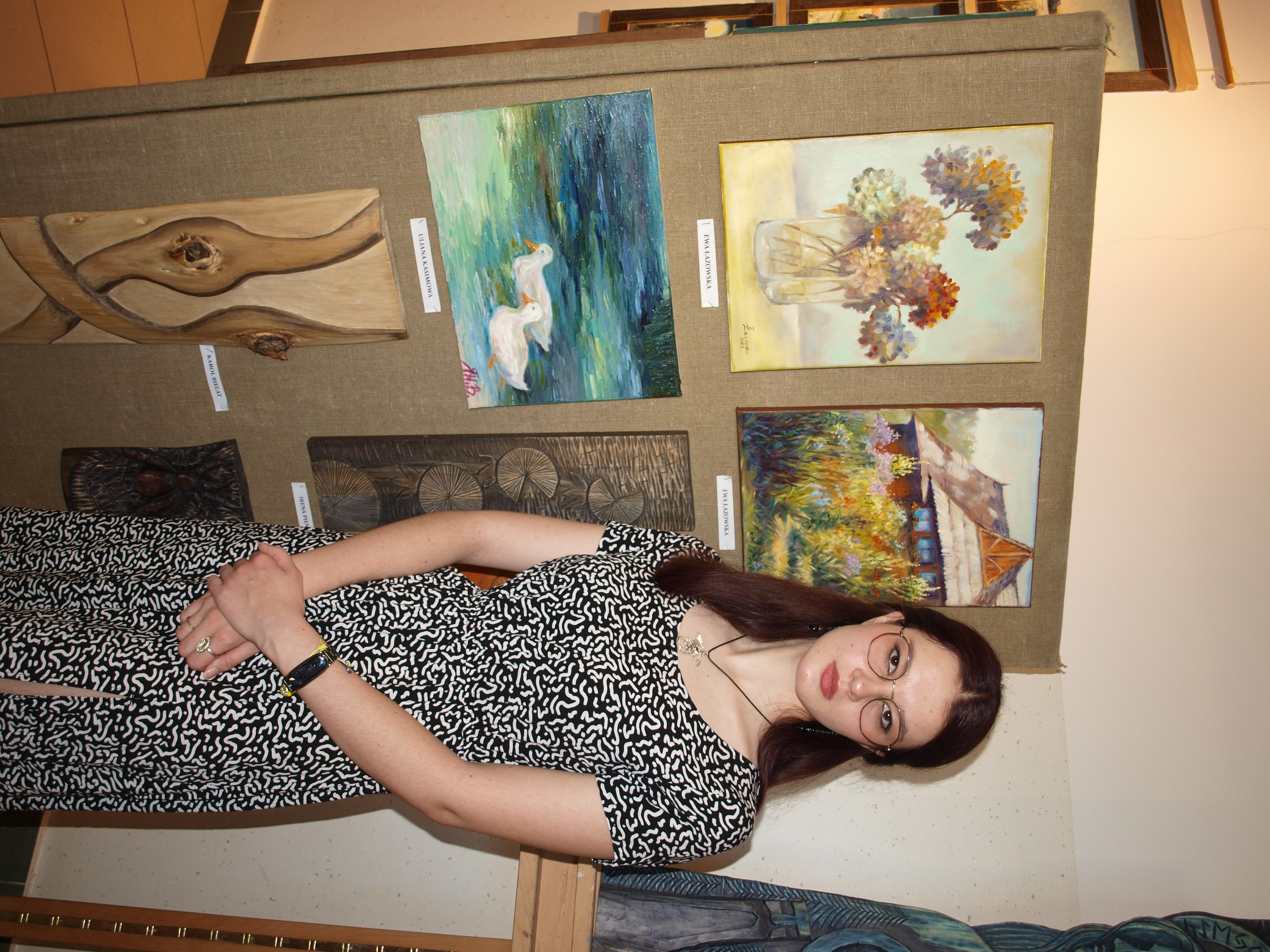 P1013407 SZCZĘŚLIWA TRZYNASTKA – WYSTAWA GRUPY „AA” W GALERII DDK