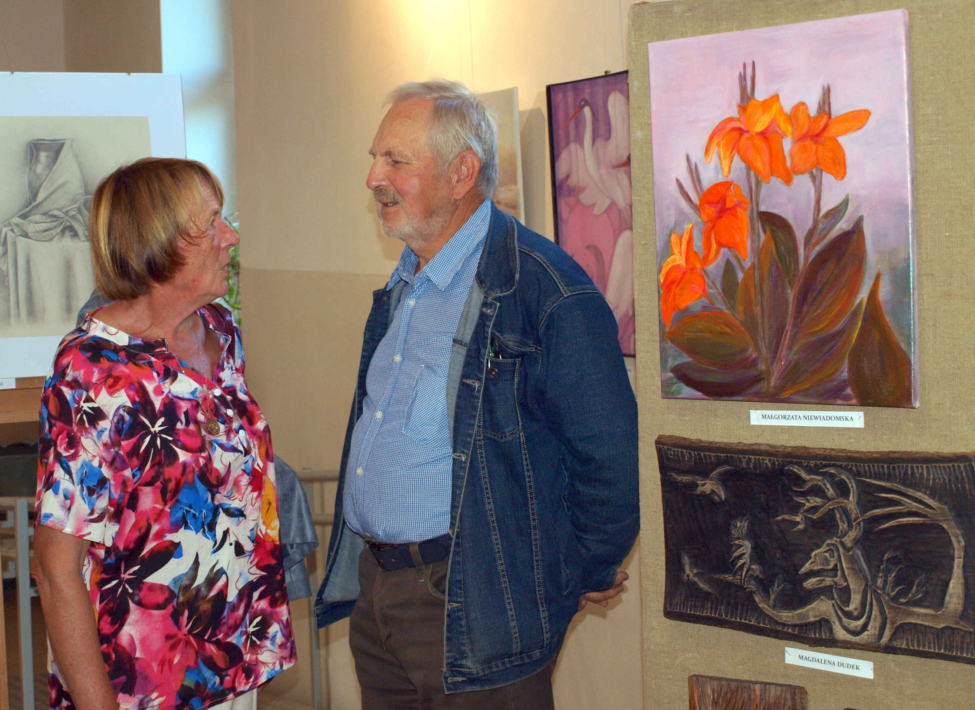 P1013408 SZCZĘŚLIWA TRZYNASTKA – WYSTAWA GRUPY „AA” W GALERII DDK