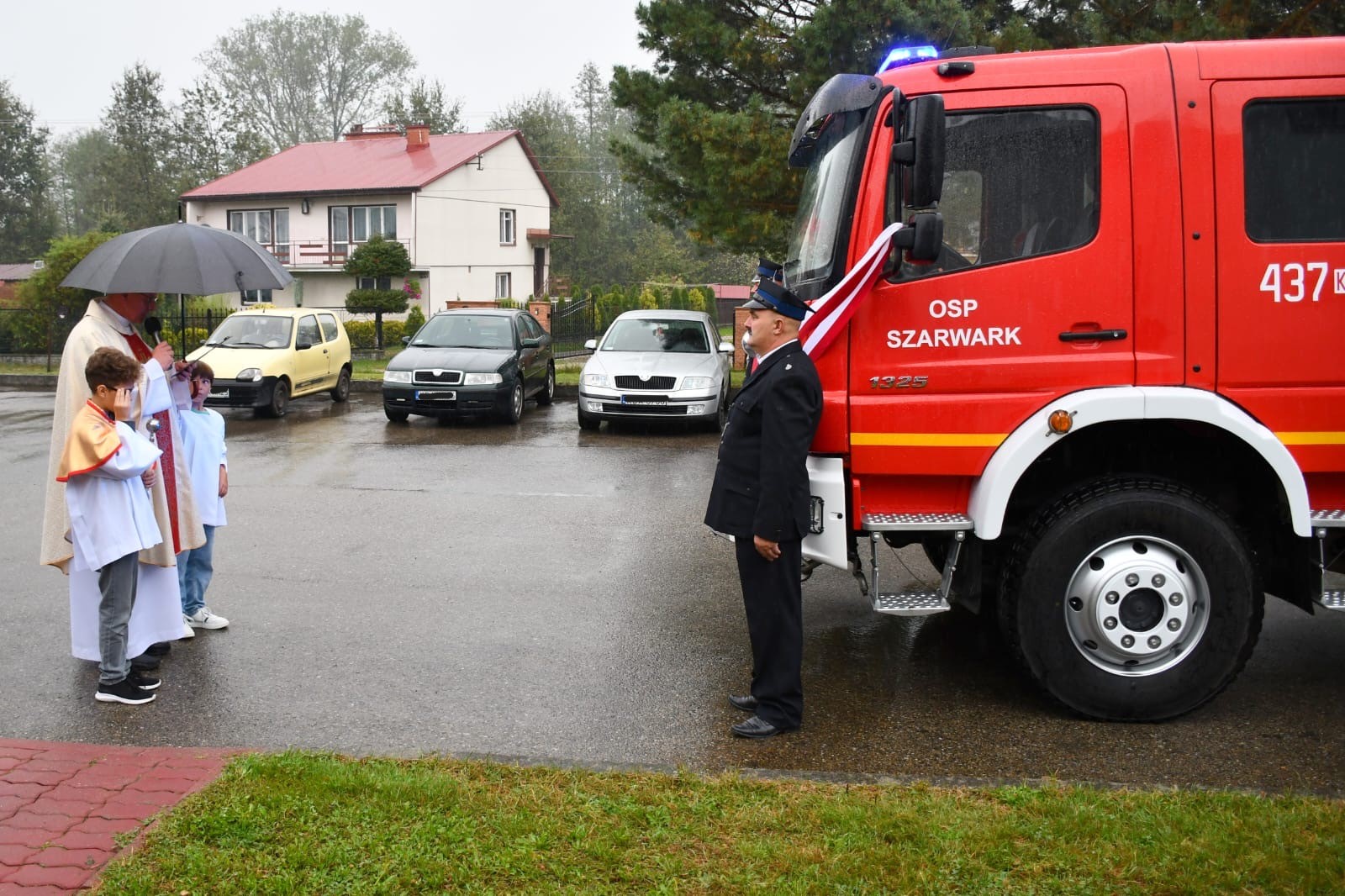 03c18b97 2965 4233 85e3 e8c1af7153a6 Uroczyste przekazanie i poświęcenie samochodu strażackiego dla OSP Szarwark