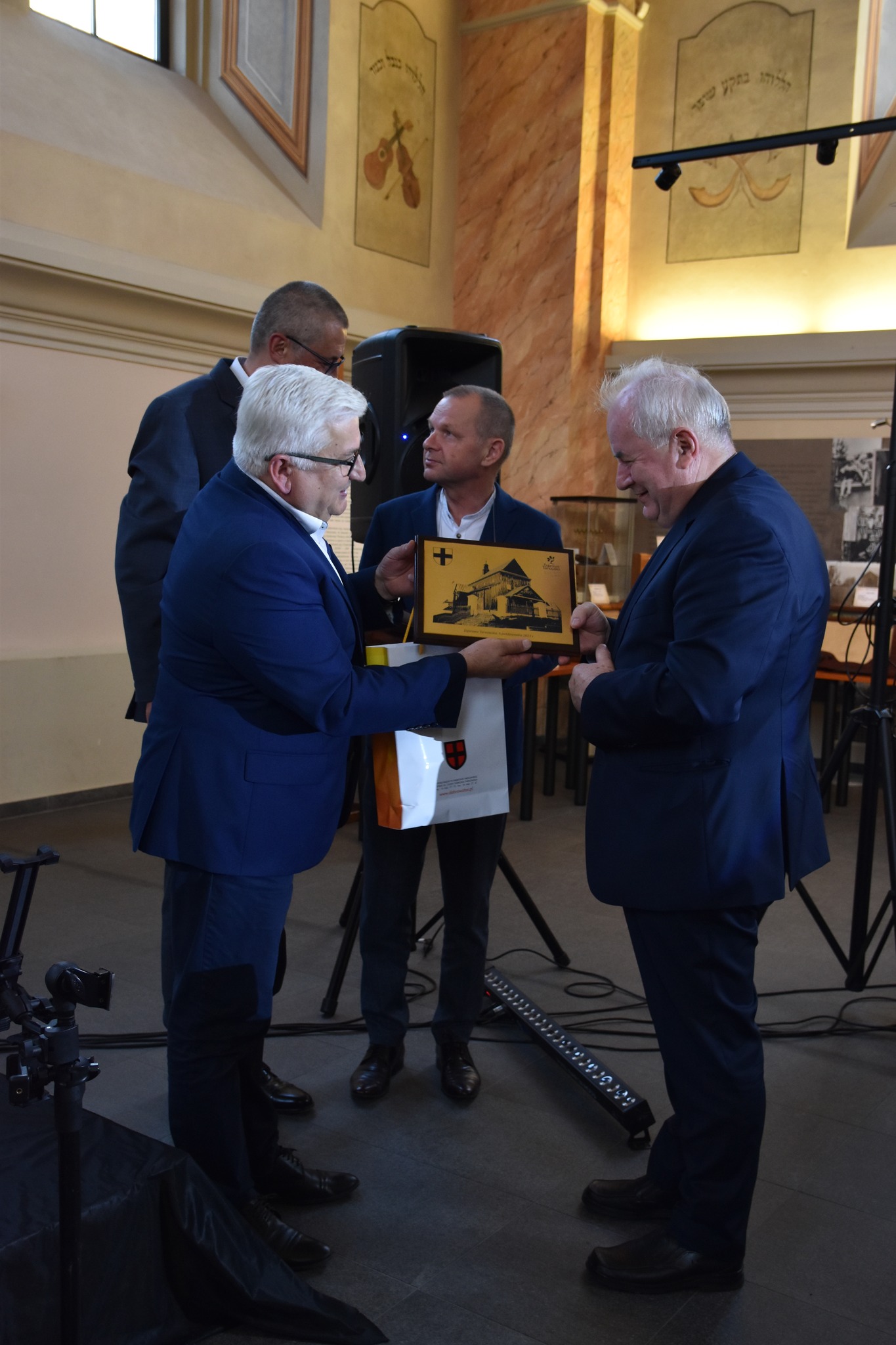 387767324 821058263151005 3644266024996892902 n WERNISAŻ WYSTAWY „RADIO NOSTALGIA” W OSK