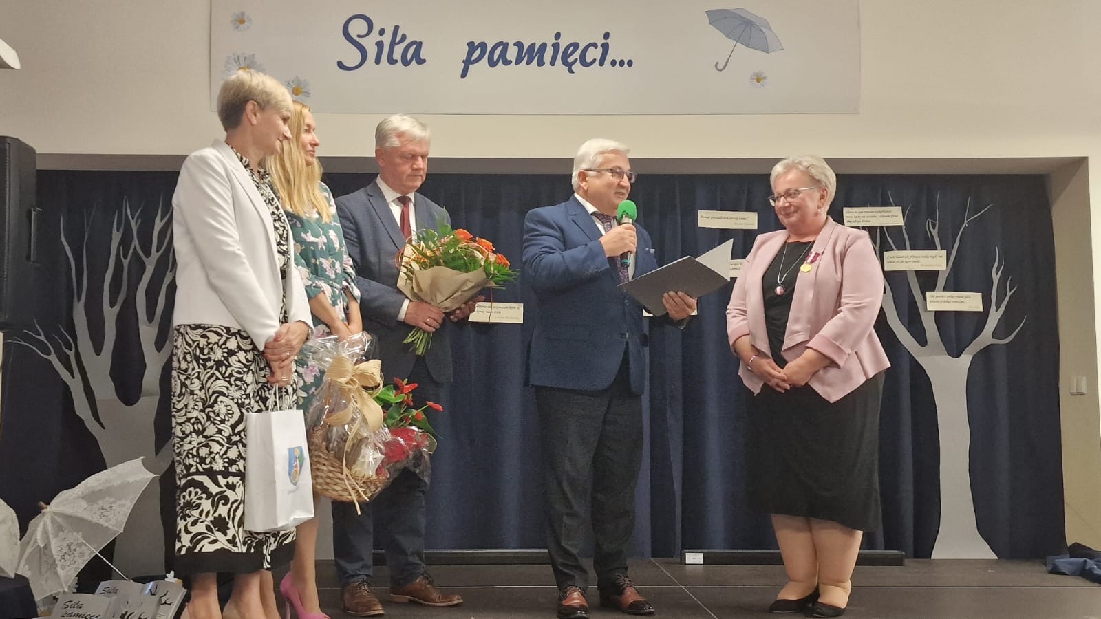 424c56ea 9343 4dd0 a0e9 184519223b66 Dąbrowska bibliotekarka Sylwia Guca odznaczona Medalem Złotym za Długoletnią Służbę