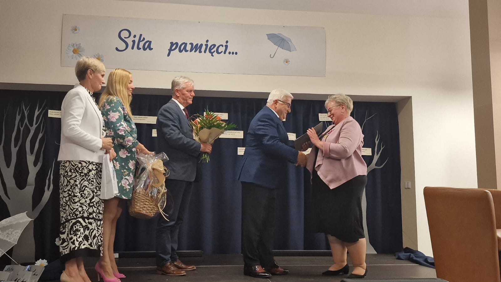 79949d28 6057 4f8d a77b bbef61839216 Dąbrowska bibliotekarka Sylwia Guca odznaczona Medalem Złotym za Długoletnią Służbę