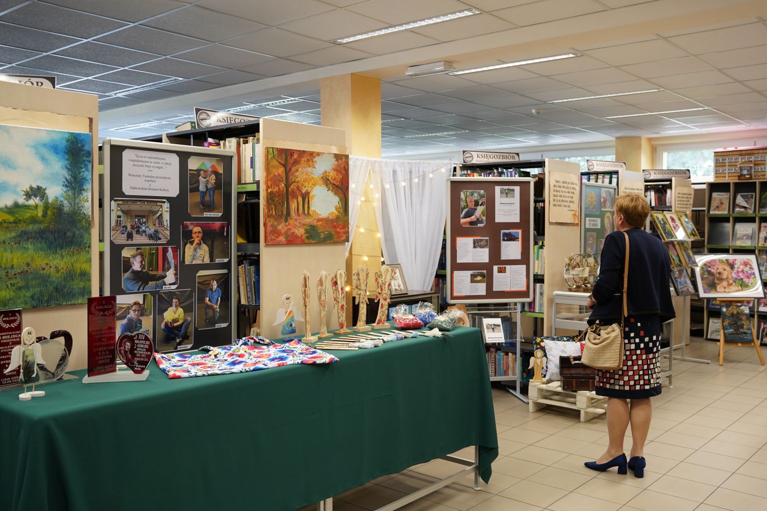 DSC1933 TACY JESTEŚMY wystawa poświęcona twórczości podopiecznych Warsztatów Terapii Zajęciowej w Dąbrowie Tarnowskiej   MBP w Dąbrowie Tarnowskiej