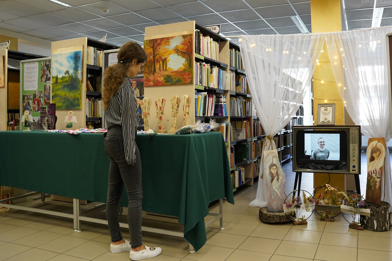 DSC1941 TACY JESTEŚMY wystawa poświęcona twórczości podopiecznych Warsztatów Terapii Zajęciowej w Dąbrowie Tarnowskiej   MBP w Dąbrowie Tarnowskiej