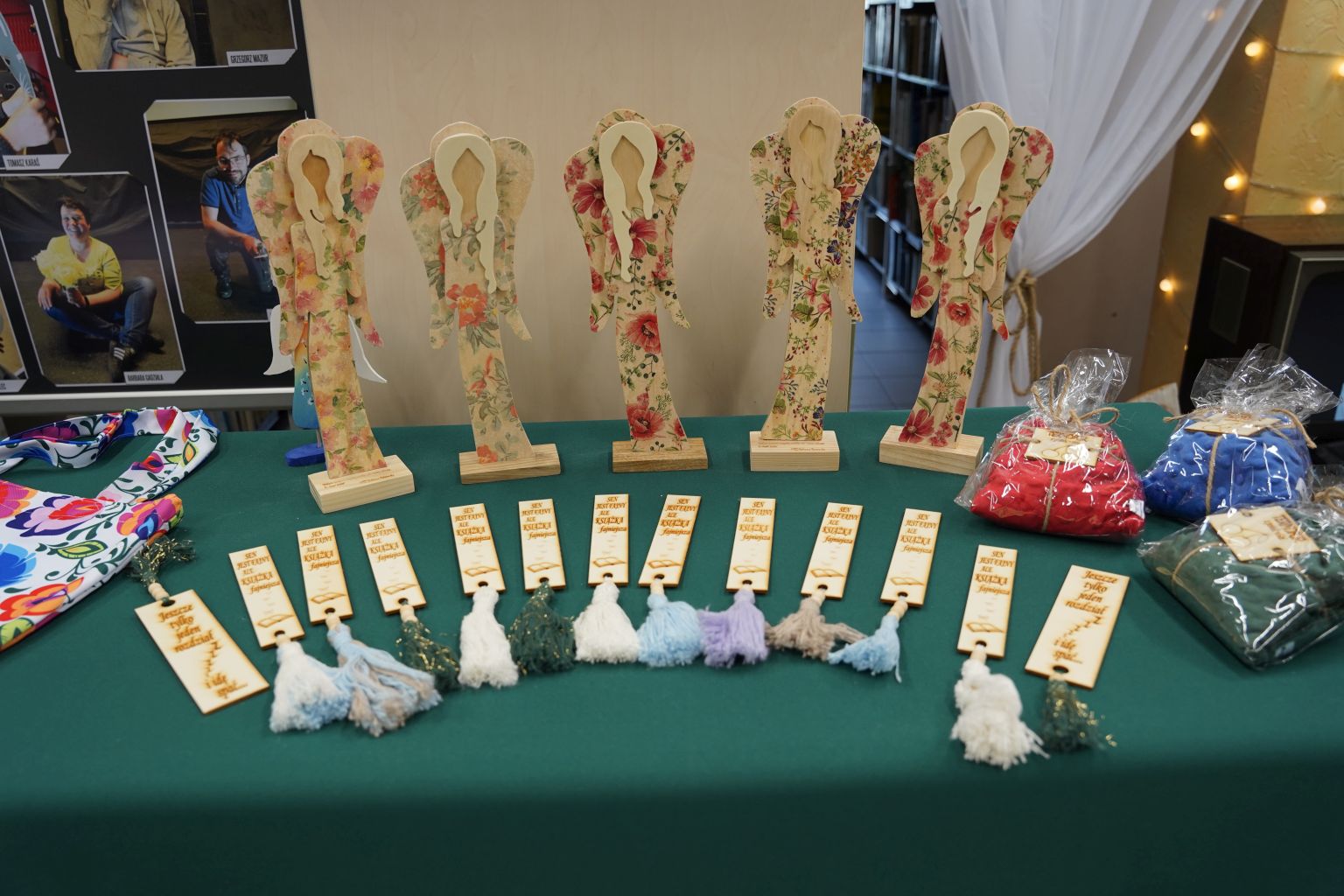 DSC1956 TACY JESTEŚMY wystawa poświęcona twórczości podopiecznych Warsztatów Terapii Zajęciowej w Dąbrowie Tarnowskiej   MBP w Dąbrowie Tarnowskiej