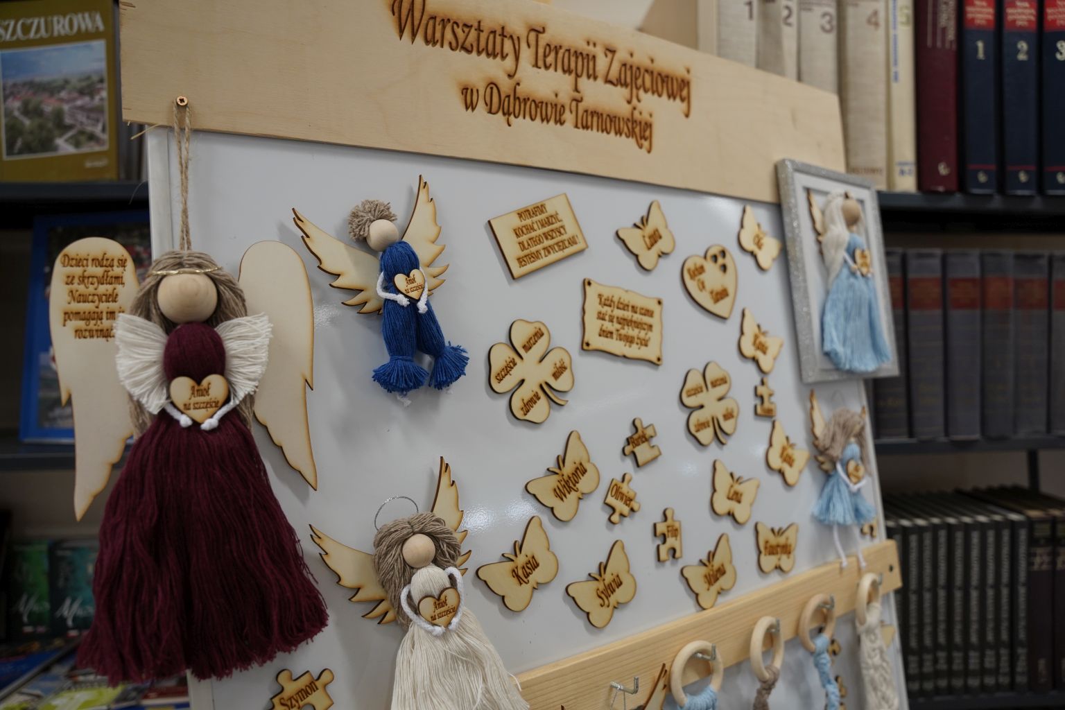 DSC1983 TACY JESTEŚMY wystawa poświęcona twórczości podopiecznych Warsztatów Terapii Zajęciowej w Dąbrowie Tarnowskiej   MBP w Dąbrowie Tarnowskiej