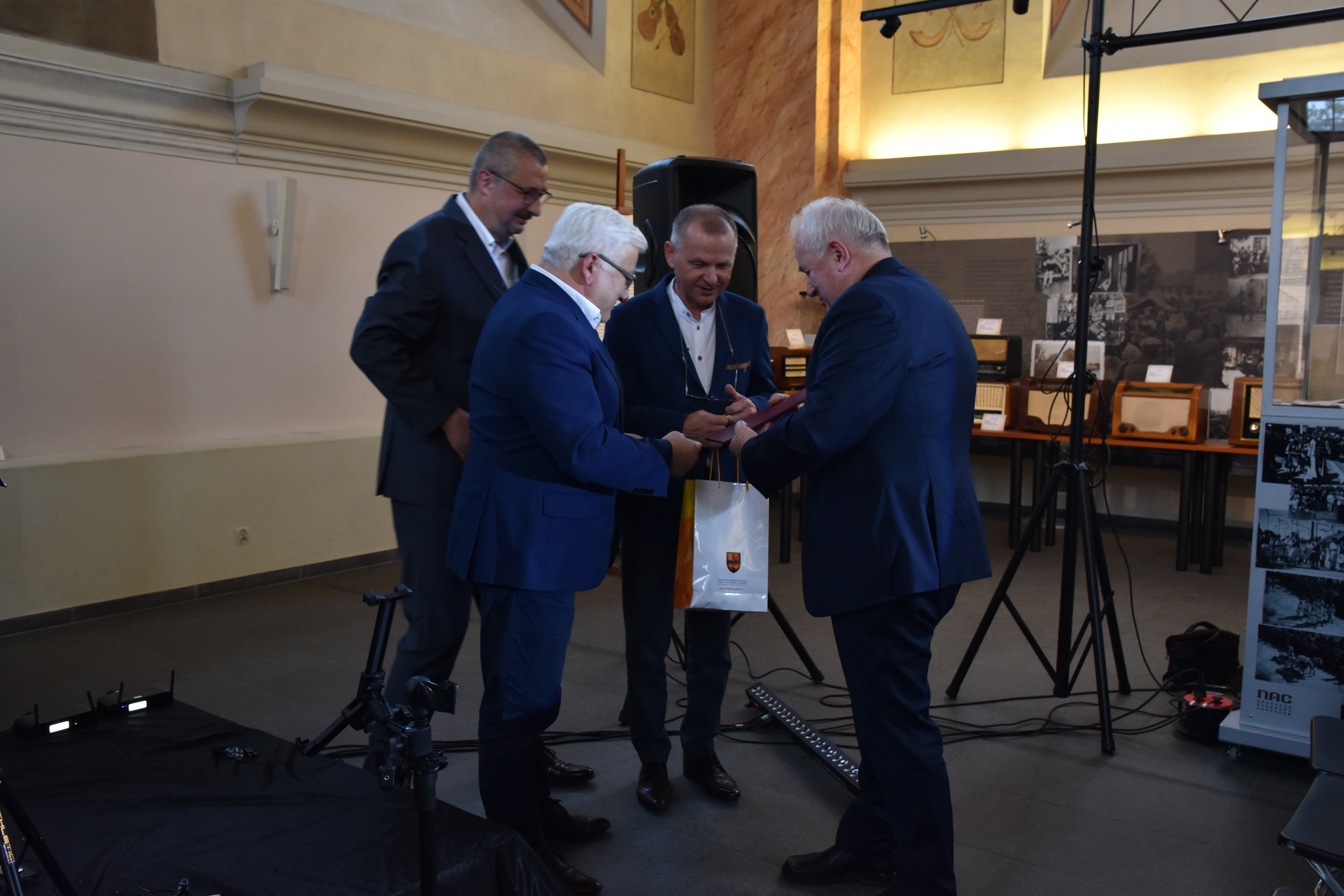 DSC 0350 WERNISAŻ WYSTAWY „RADIO NOSTALGIA” W OSK